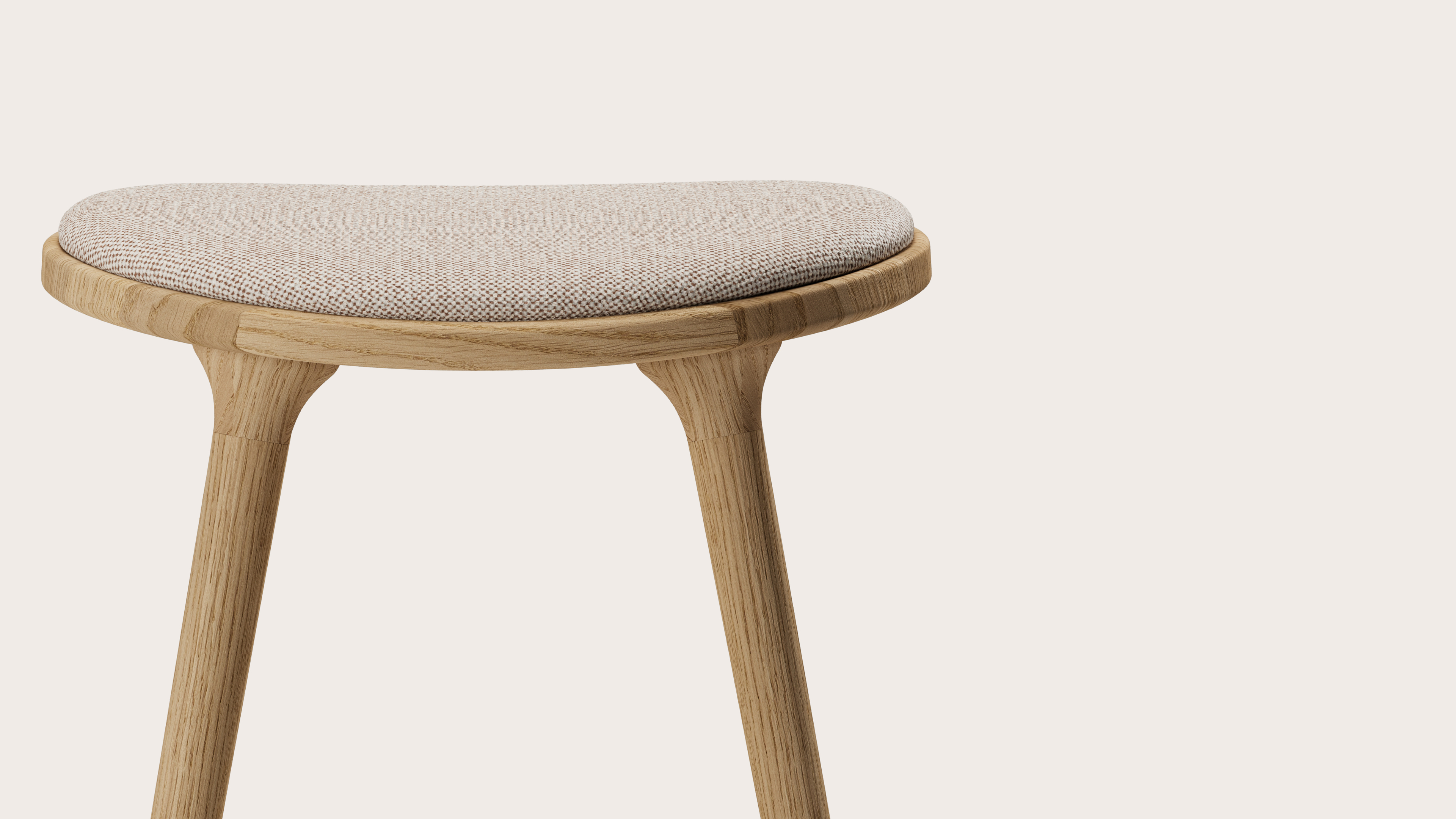 Tabouret de bar basse Olbia en chêne couleur naturelle massif avec assise en Brio tissu Beige