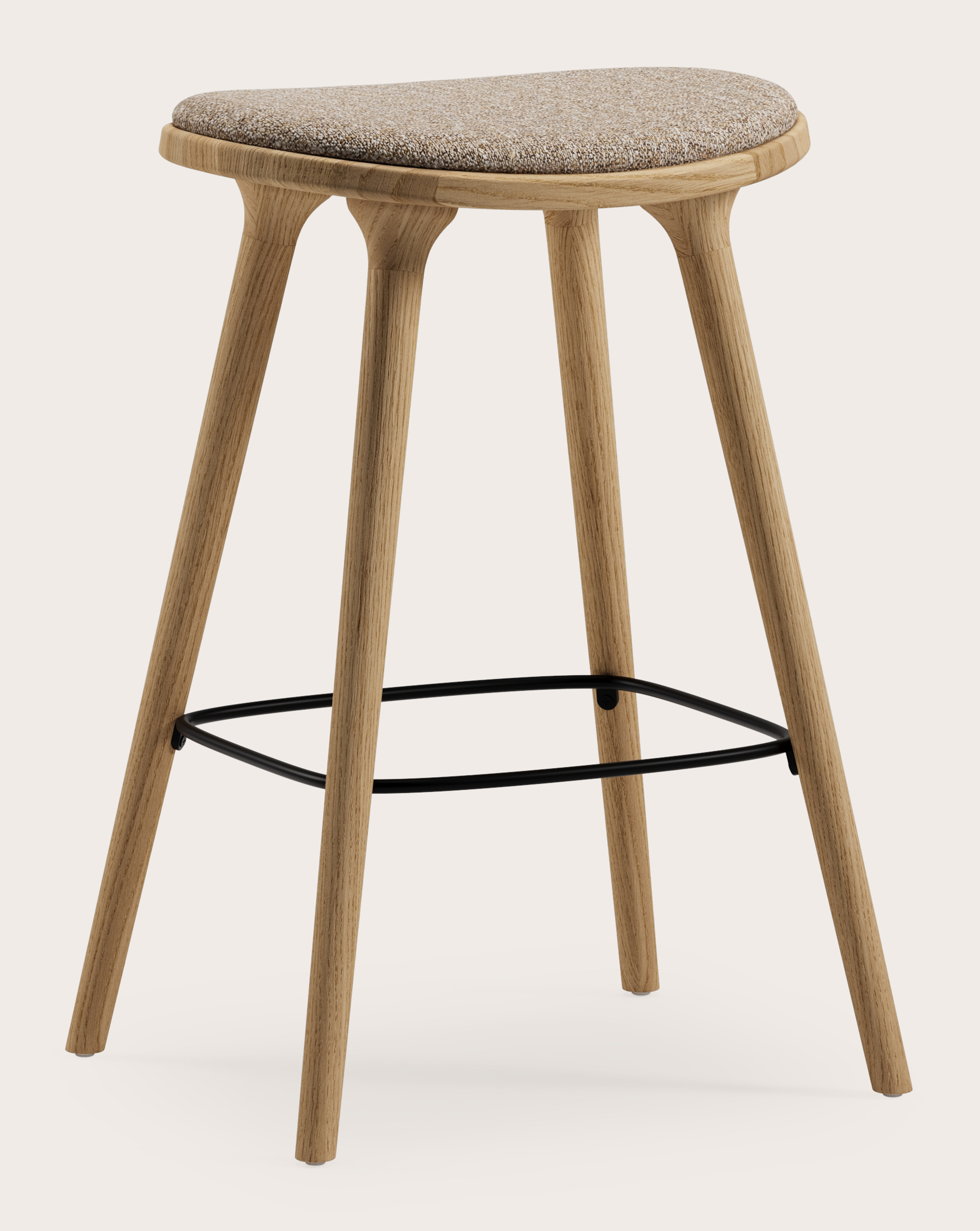 Olbia lage barstoel in massieve natuurkleurige eik met zitting in Stanza stof Brown