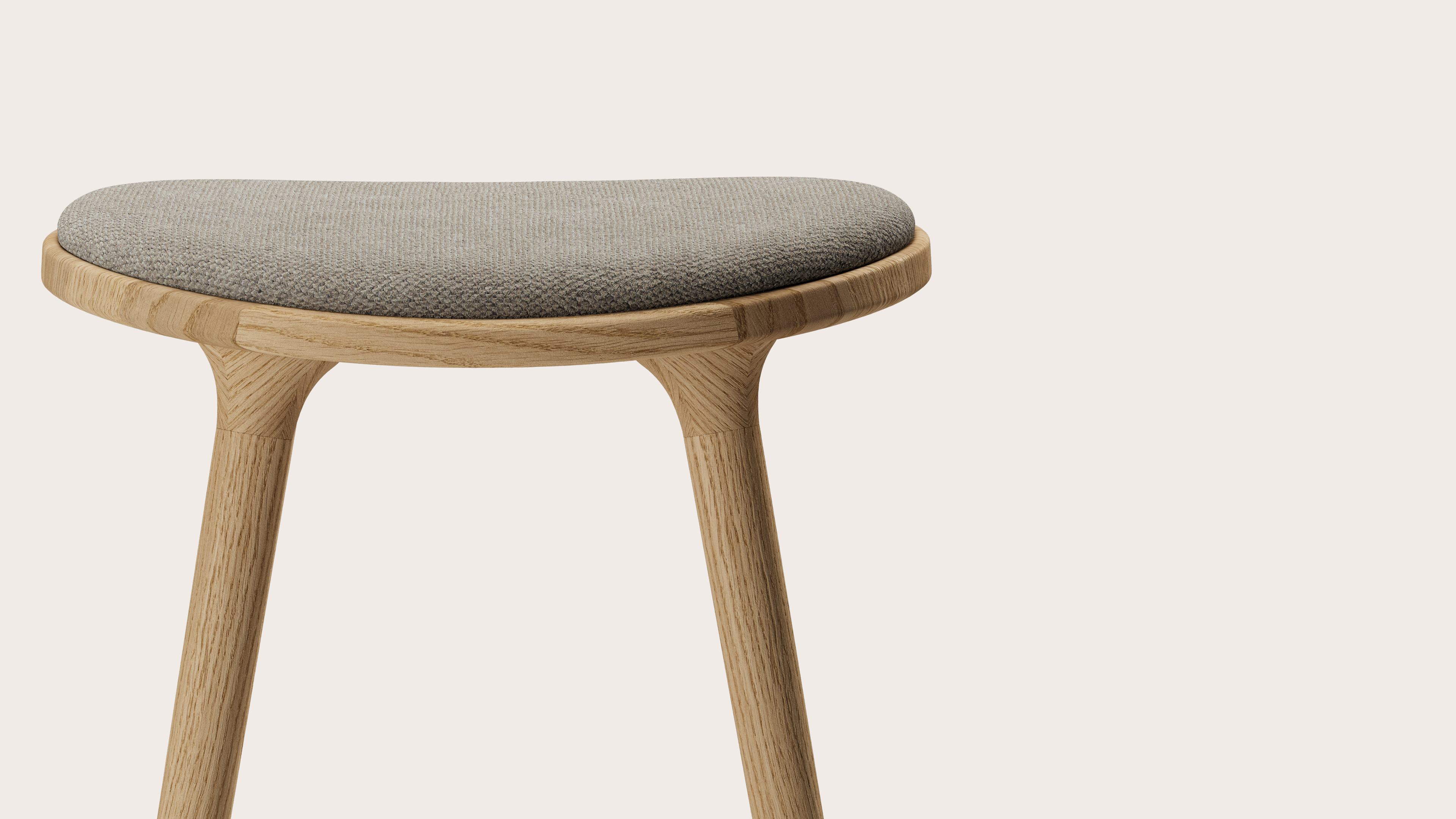 Tabouret de bar haute Olbia en chêne massif naturel avec assise en Volti tissu Truffle