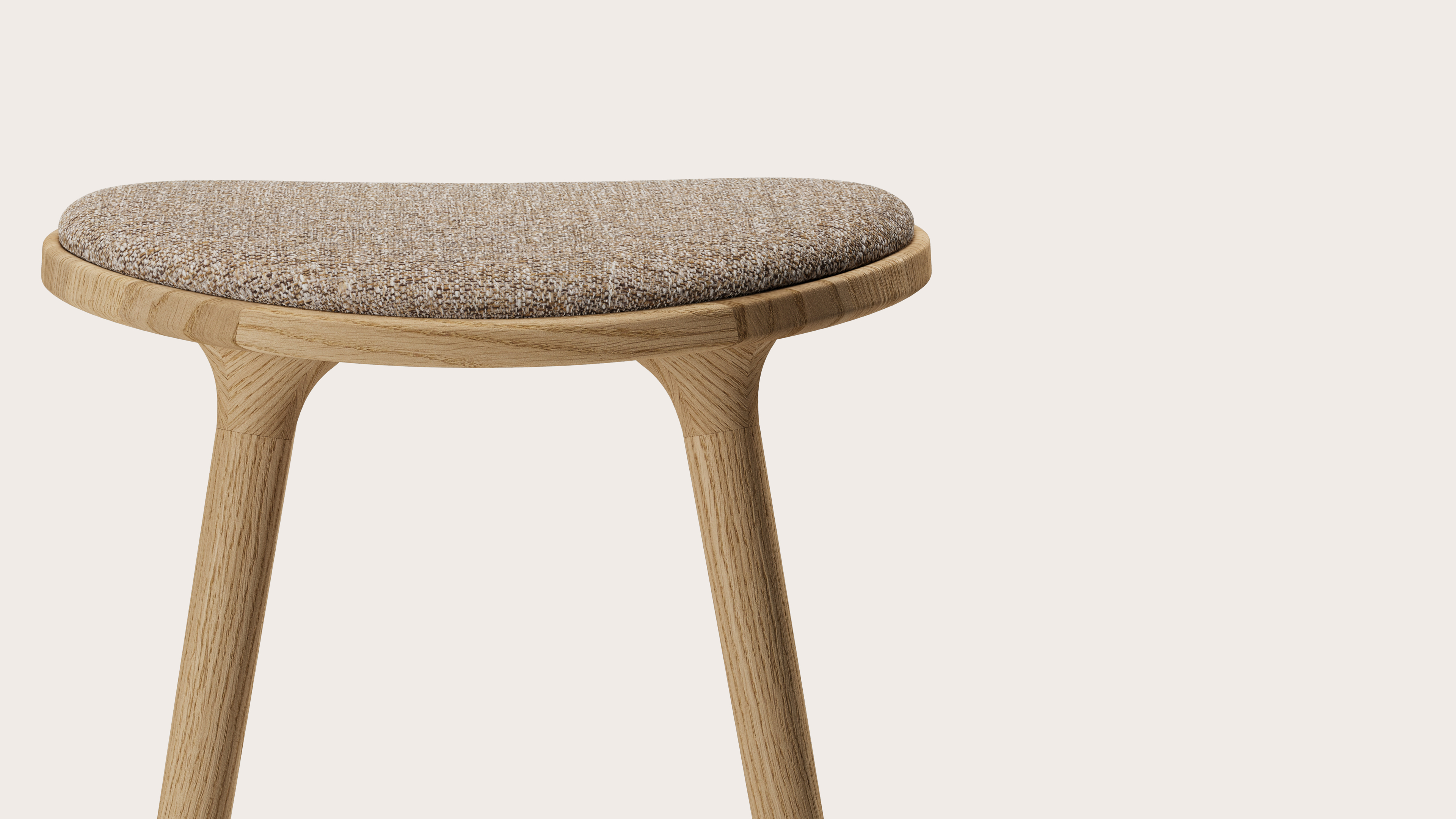 Olbia hoge barstoel in massieve natuurkleurige eik met zitting in Stanza stof Brown