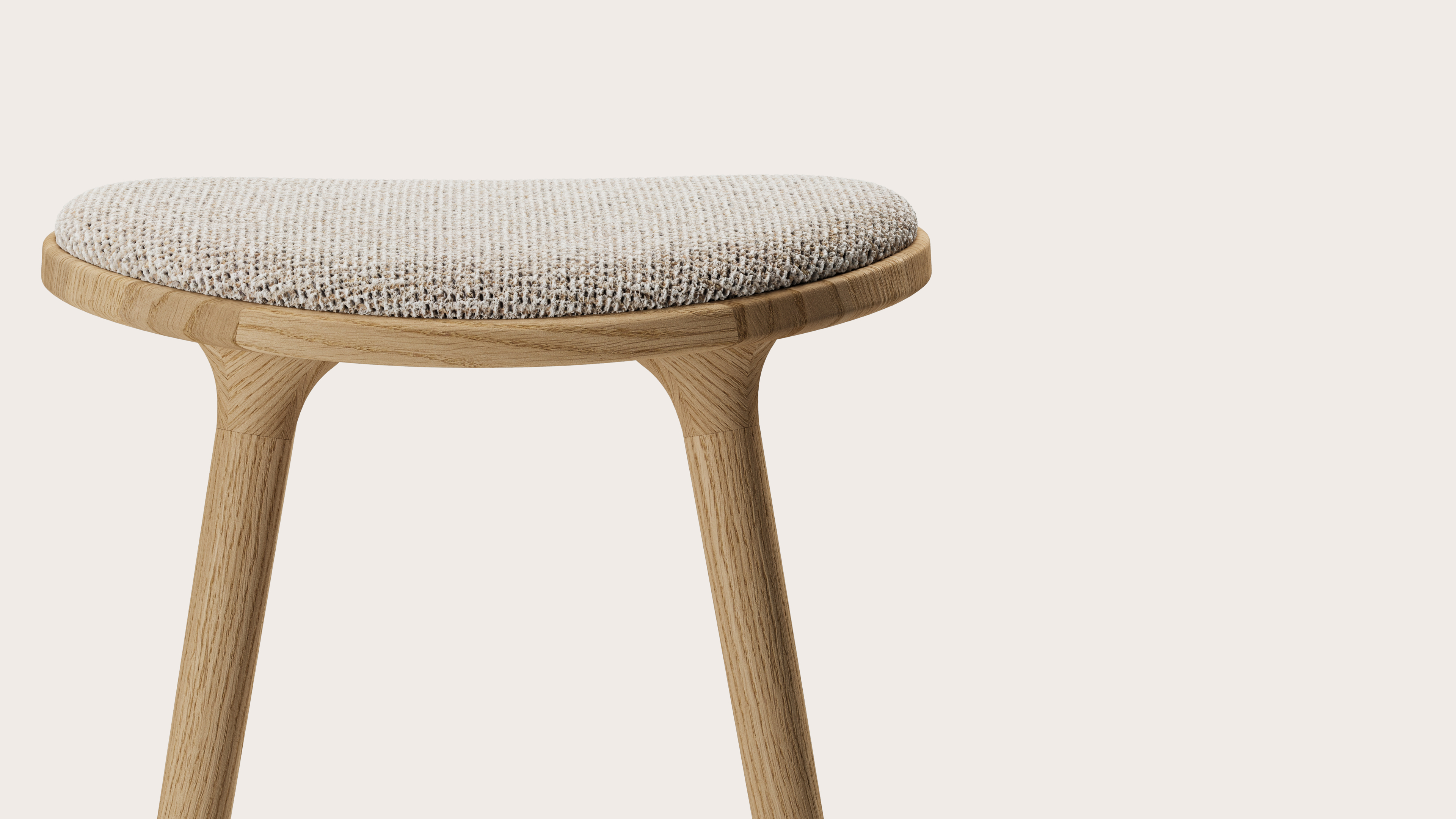 Tabouret de bar haute Olbia en chêne couleur naturelle massif avec assise en Fresco tissu Natural