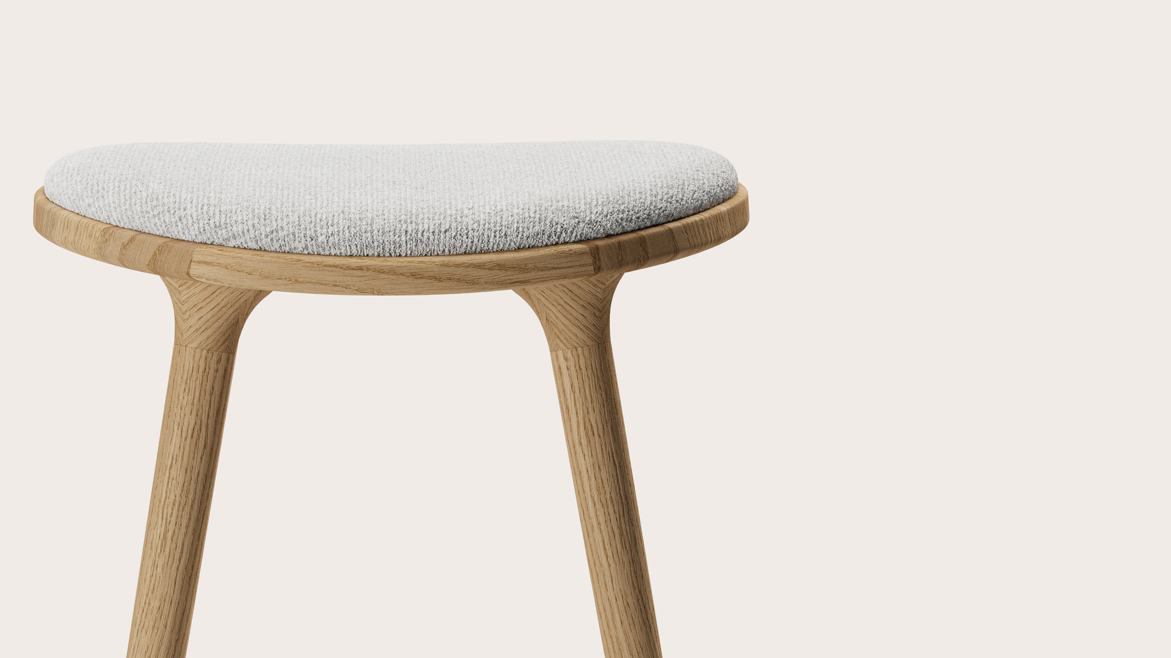 Tabouret de bar haute Olbia en chêne couleur naturelle massif avec assise en Nova tissu Lunar