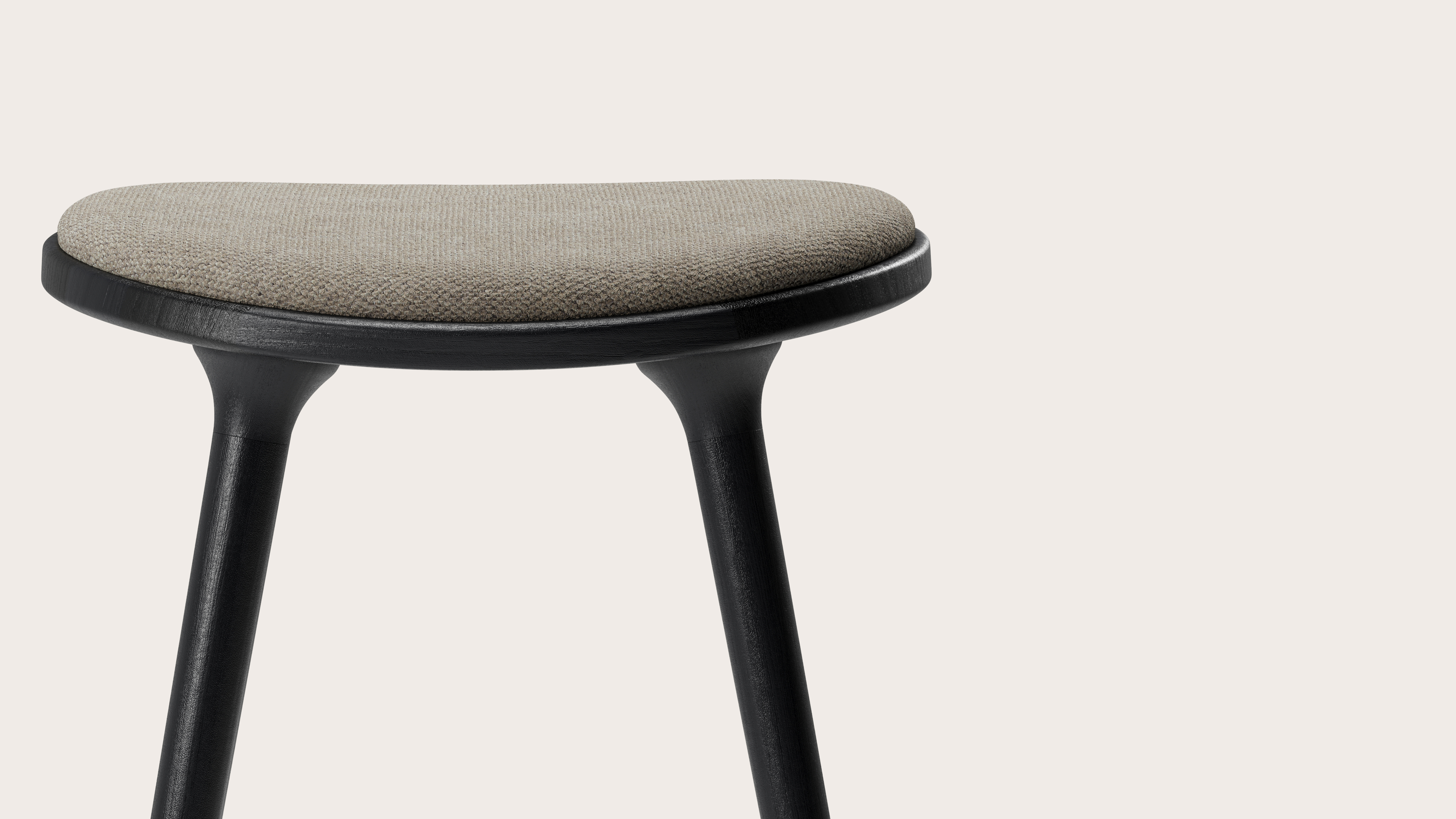Tabouret de bar basse Olbia en chêne massif noir avec assise en Volti tissu Truffle