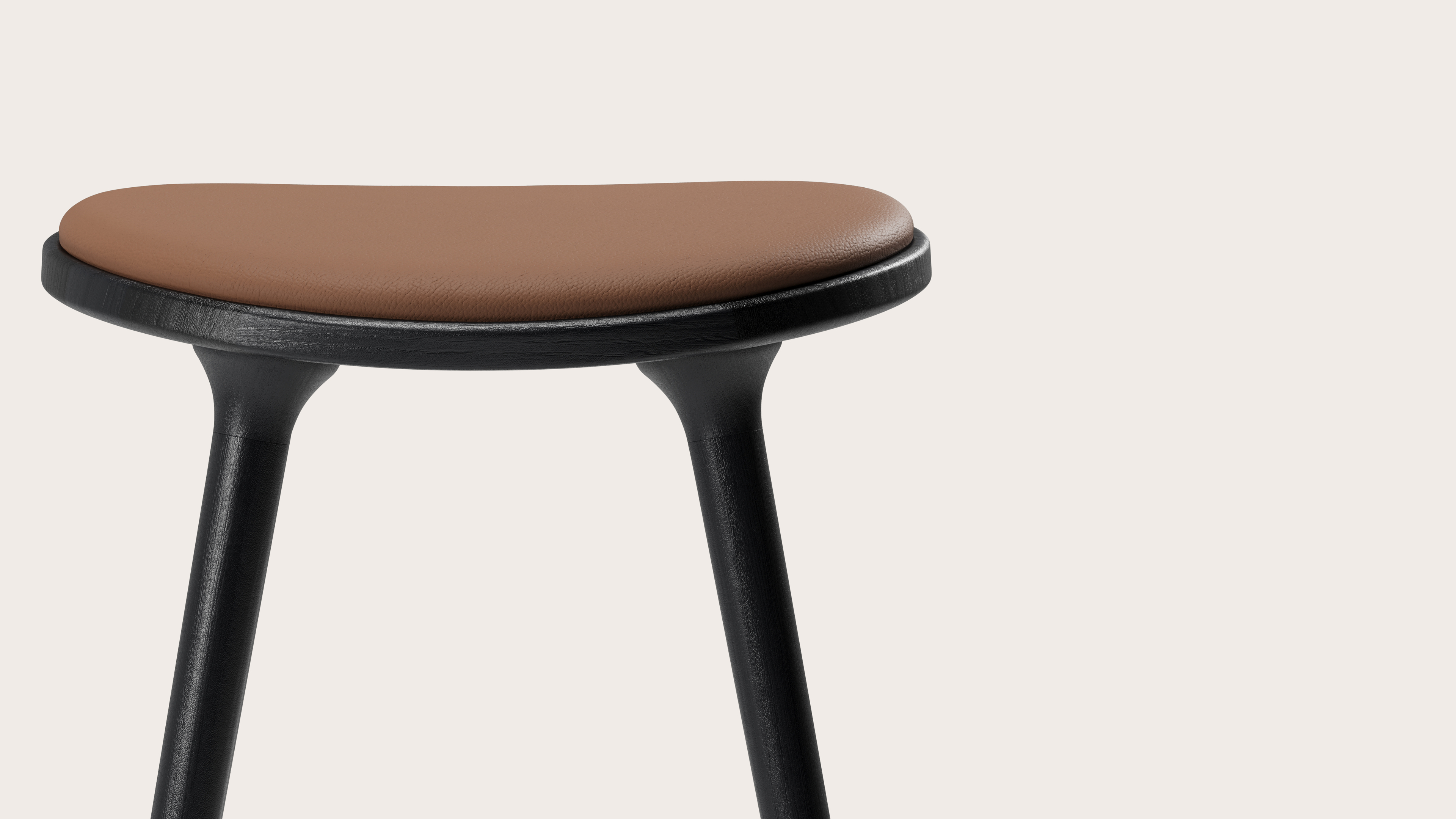 Tabouret de bar basse Olbia en chêne massif noir avec assise en Cuiro cuir Fox