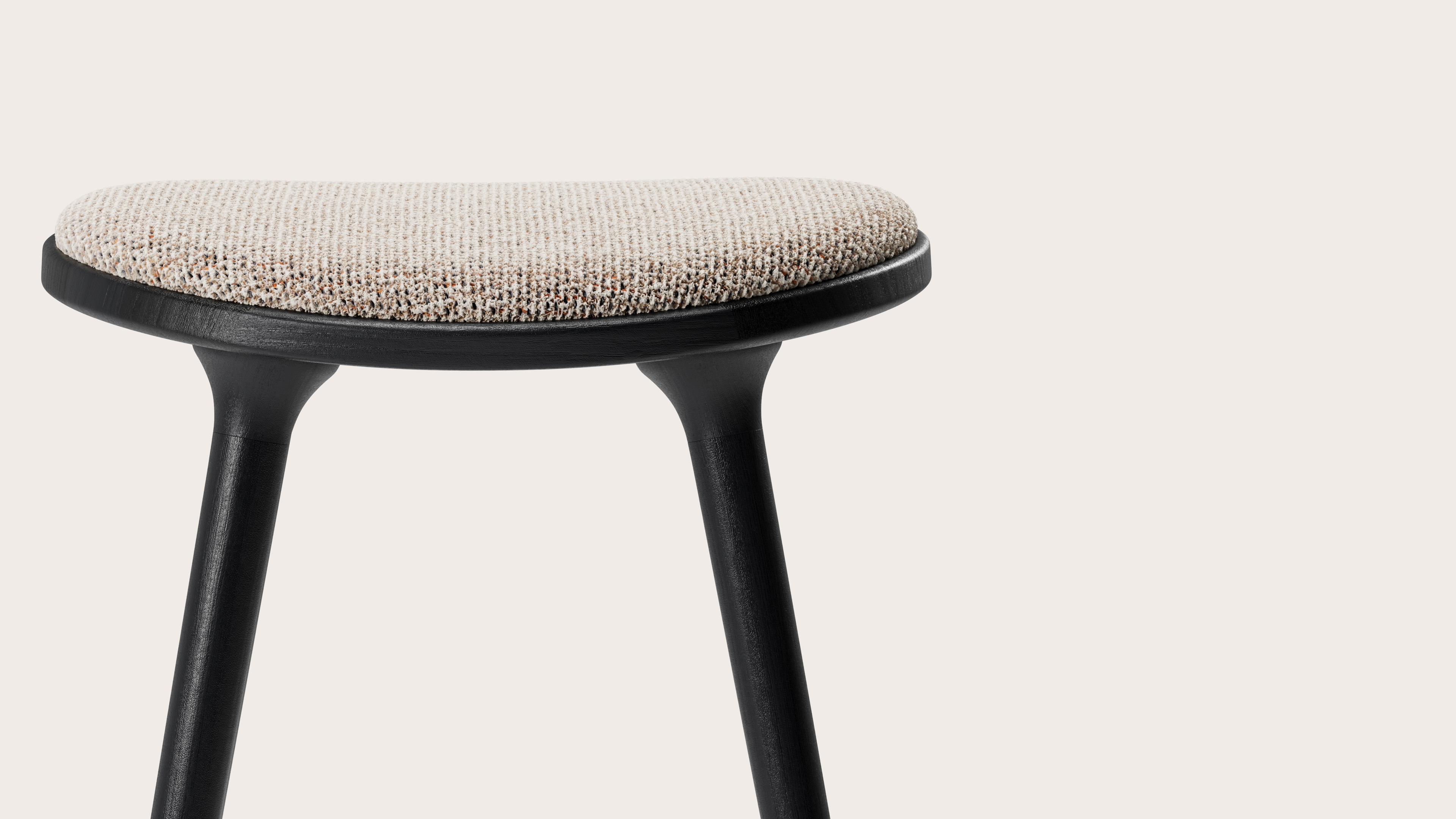 Tabouret de bar basse Olbia en chêne noir massif avec assise en Fresco tissu Caramel