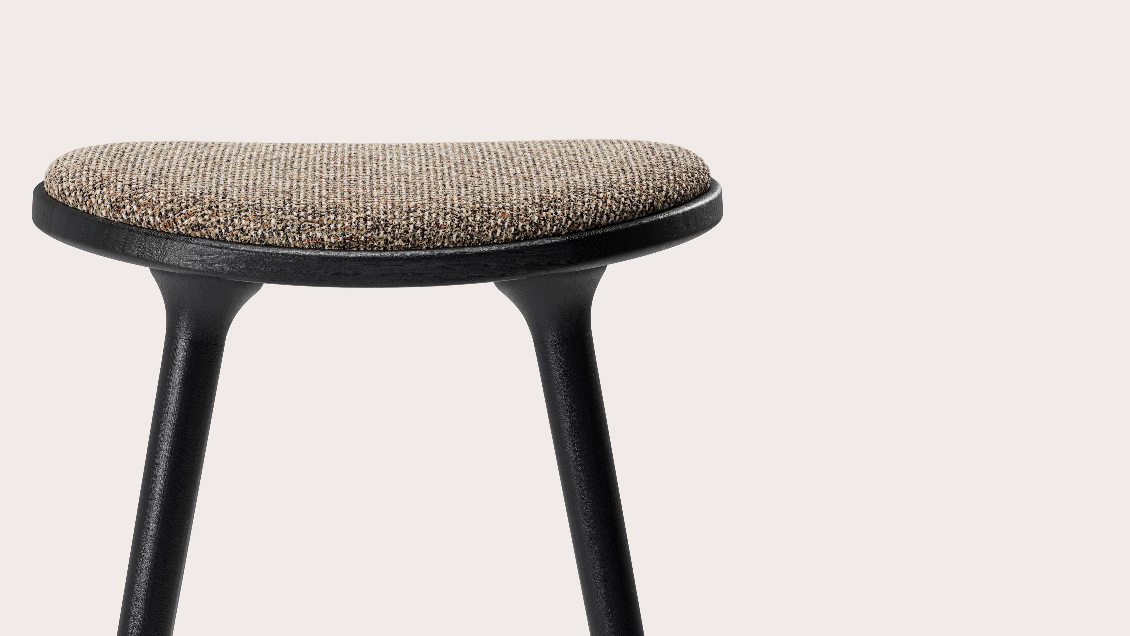 Tabouret de bar basse Olbia en chêne noir massif avec assise en Fresco tissu Wenge