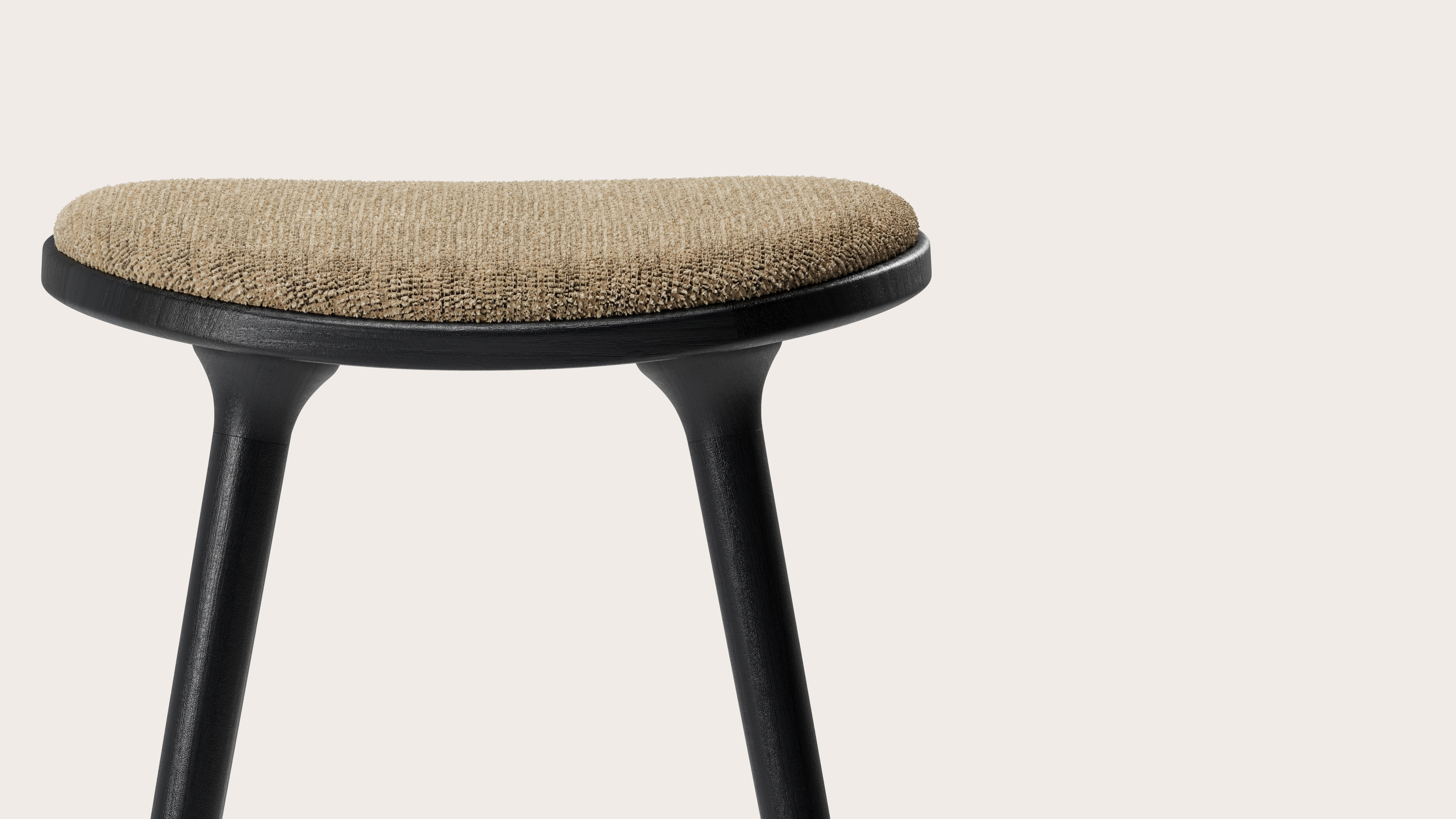 Tabouret de bar basse Olbia en en chêne massif noir avec assise en Poco tissu Dark Taupe