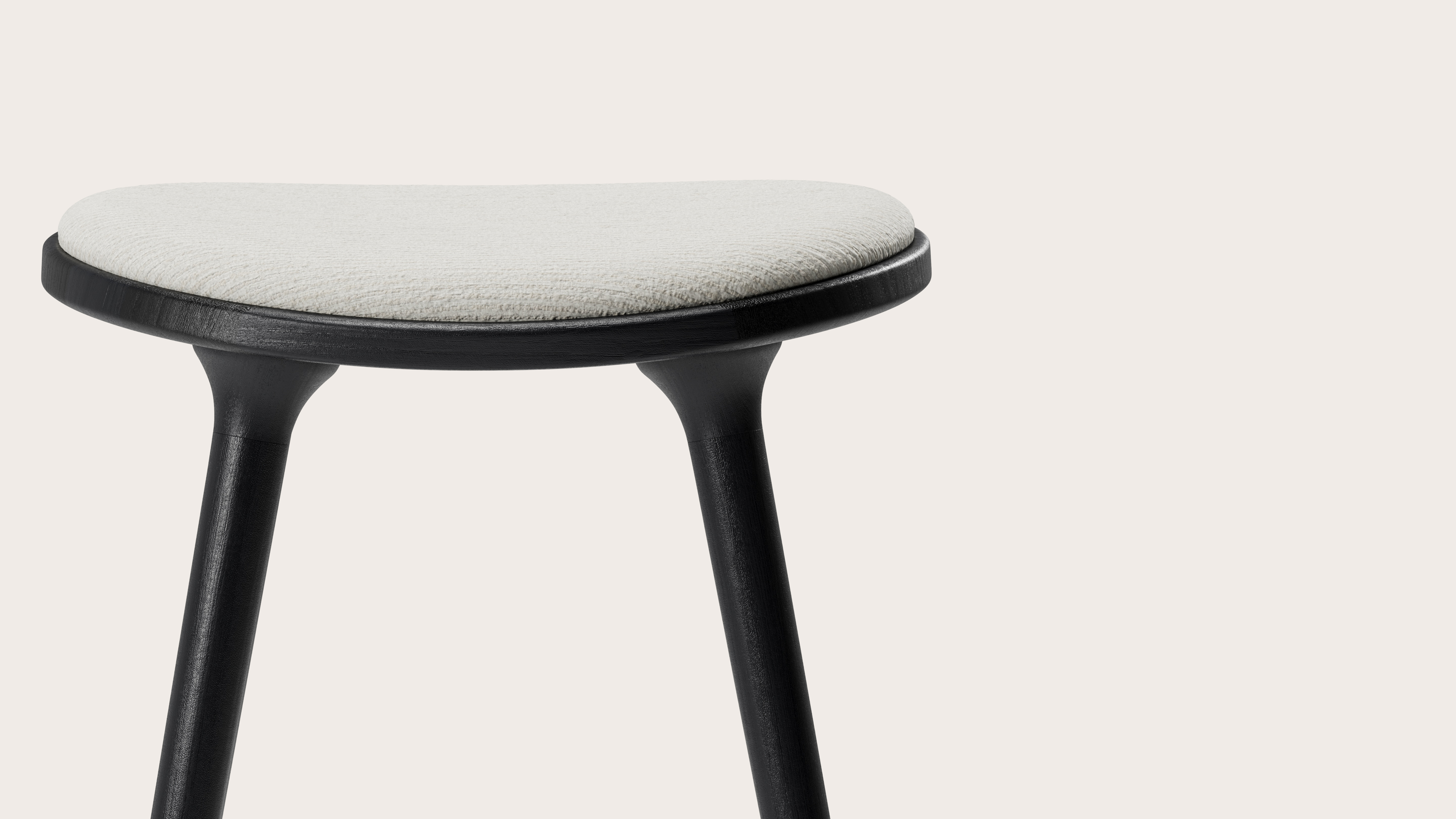 Tabouret de bar basse Olbia en chêne massif noir avec assise en Avena tissu Pearl