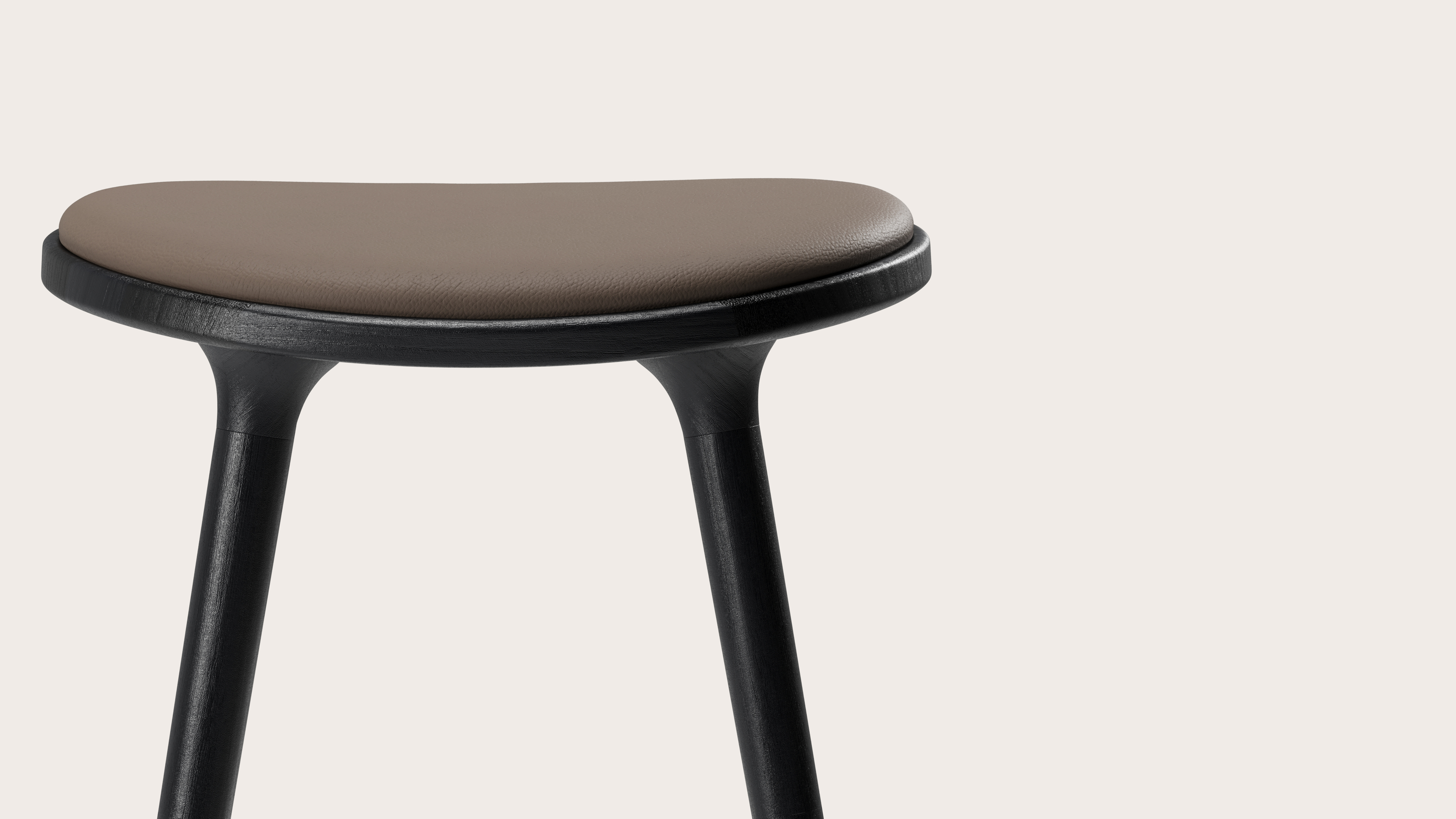 Tabouret de bar haute Olbia en chêne massif noir avec assise en Cuiro cuir Liver