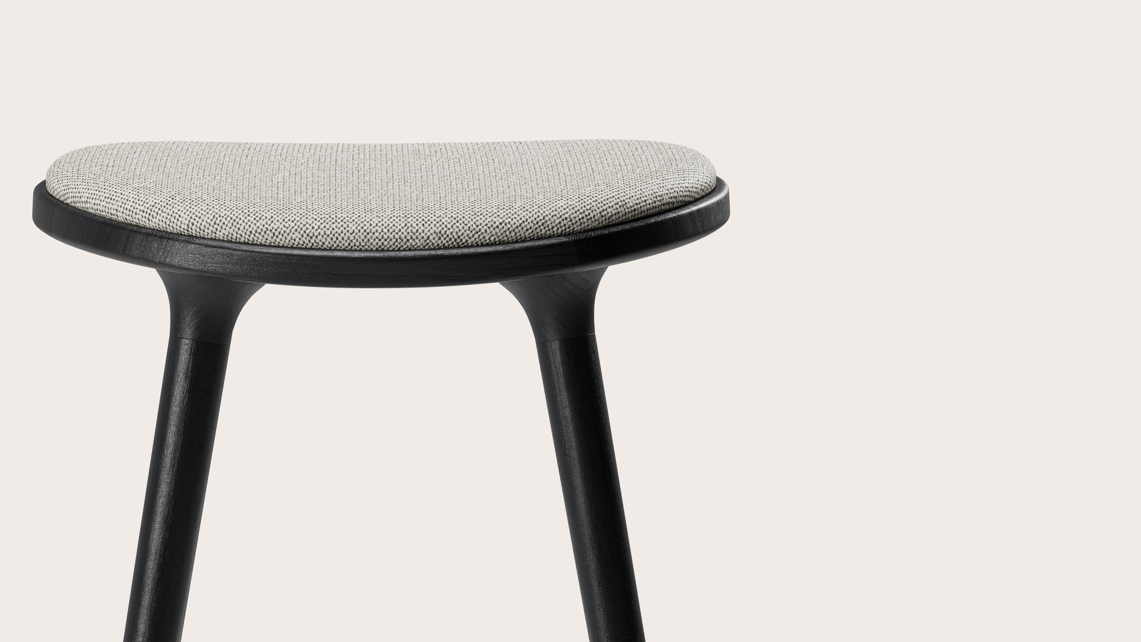 Tabouret de bar haute Olbia en chêne noir massif avec assise en Brio tissu Light Grey