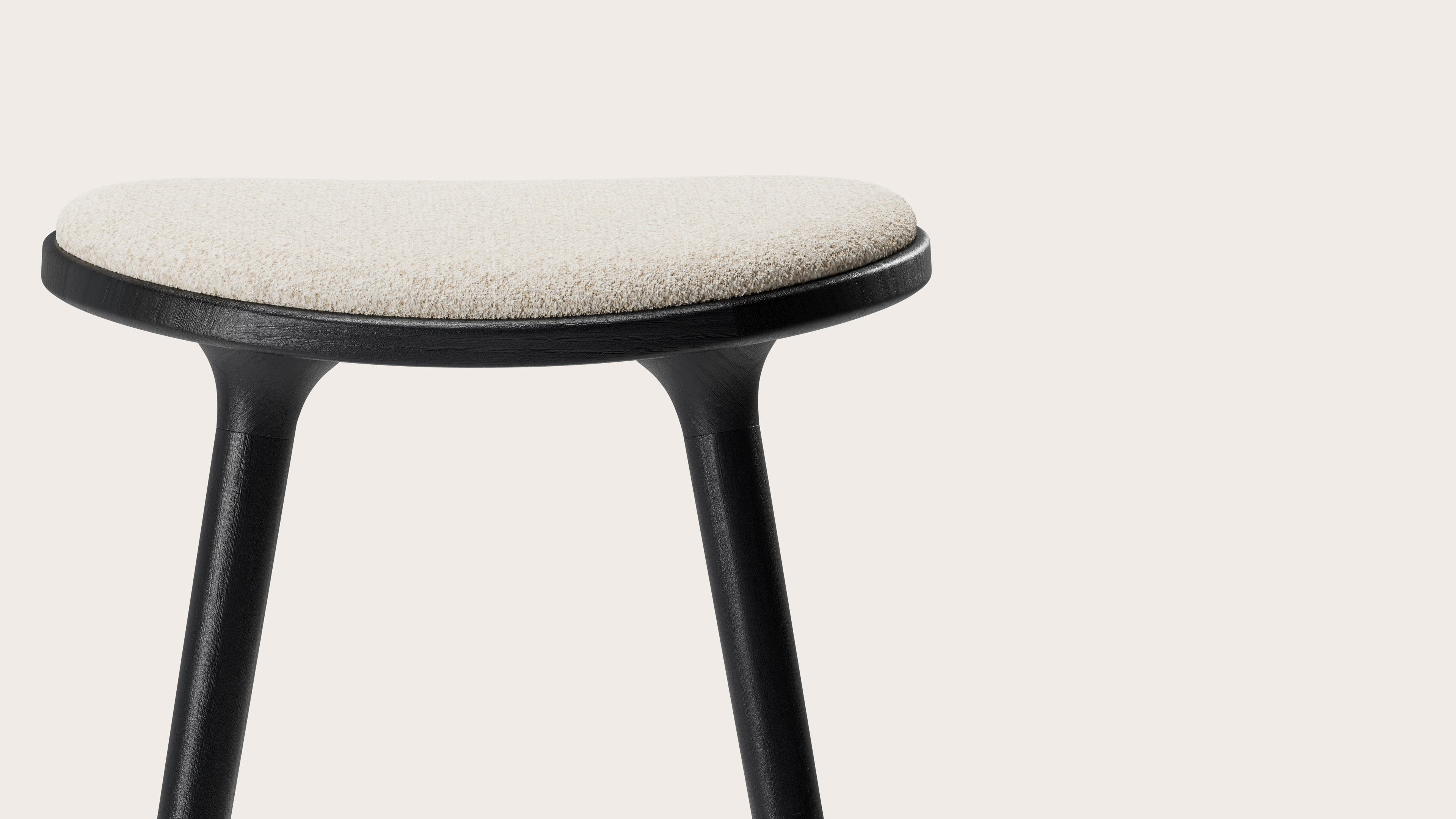 Tabouret de bar haute Olbia en chêne noir massif avec assise en Mezzo tissu Ecru