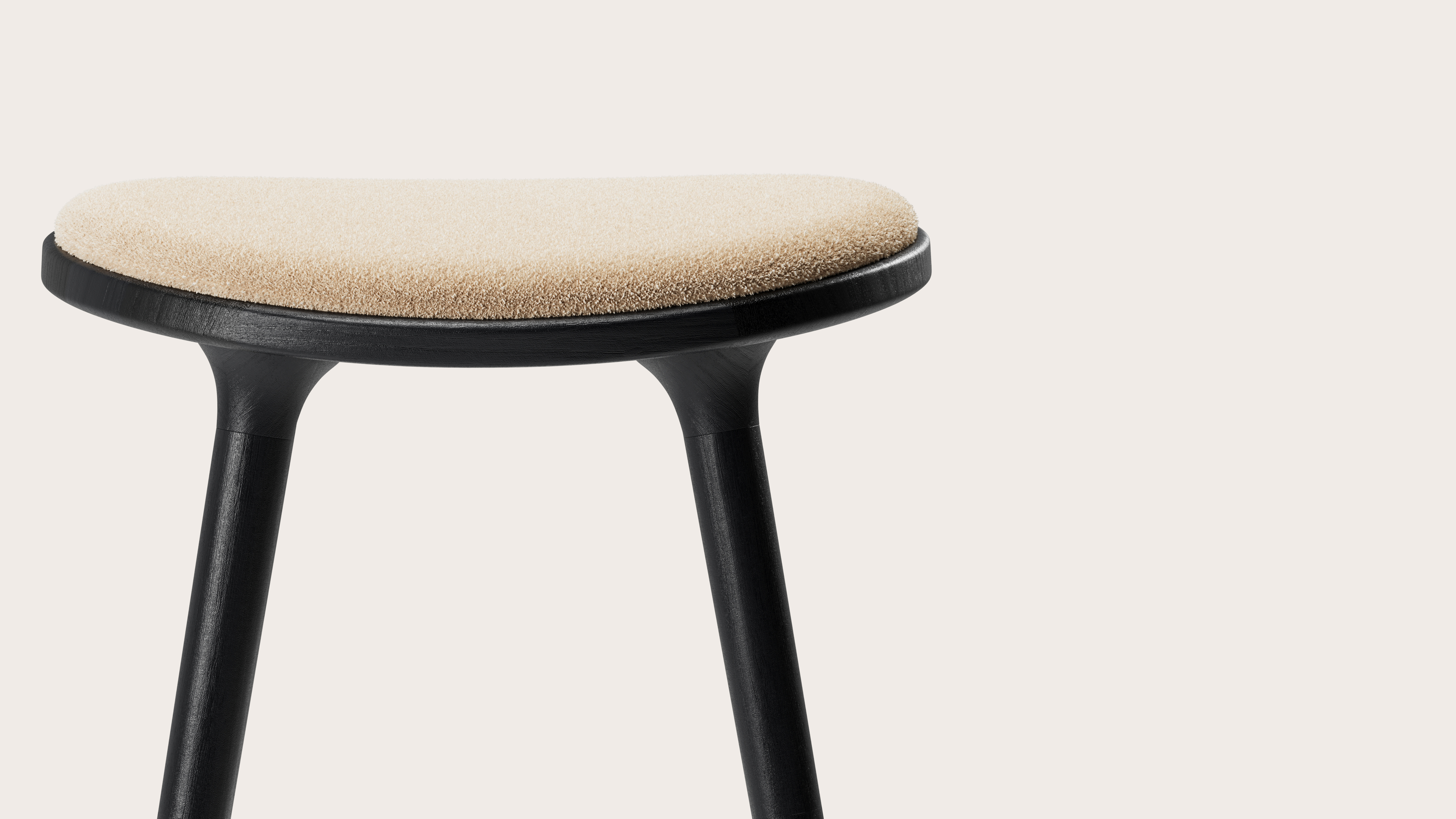 Tabouret de bar haute Olbia en chêne noir massif avec assise en Aria tissu Beige