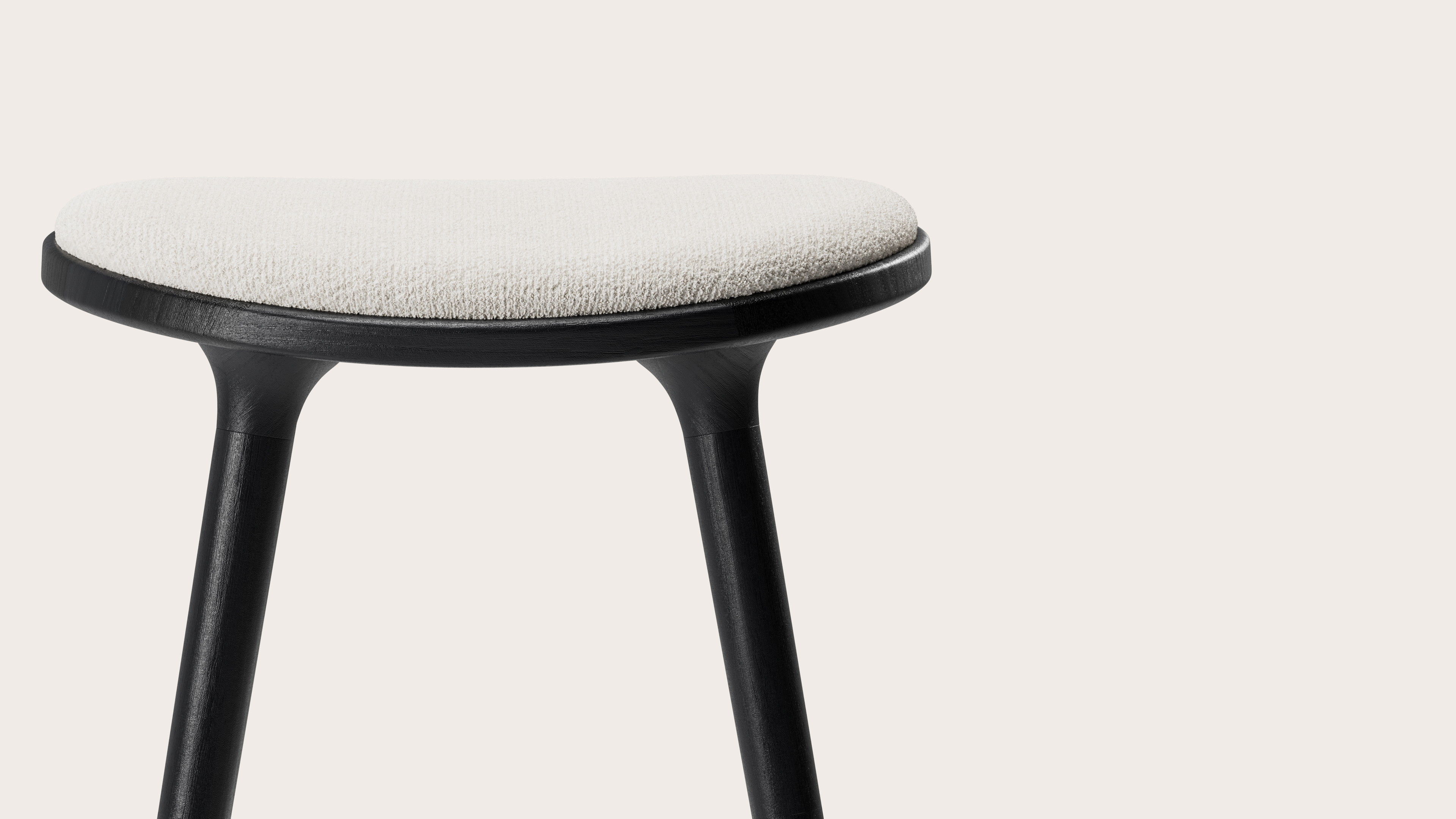 Tabouret de bar haute Olbia en chêne noir massif avec assise en Nova tissu Pearl