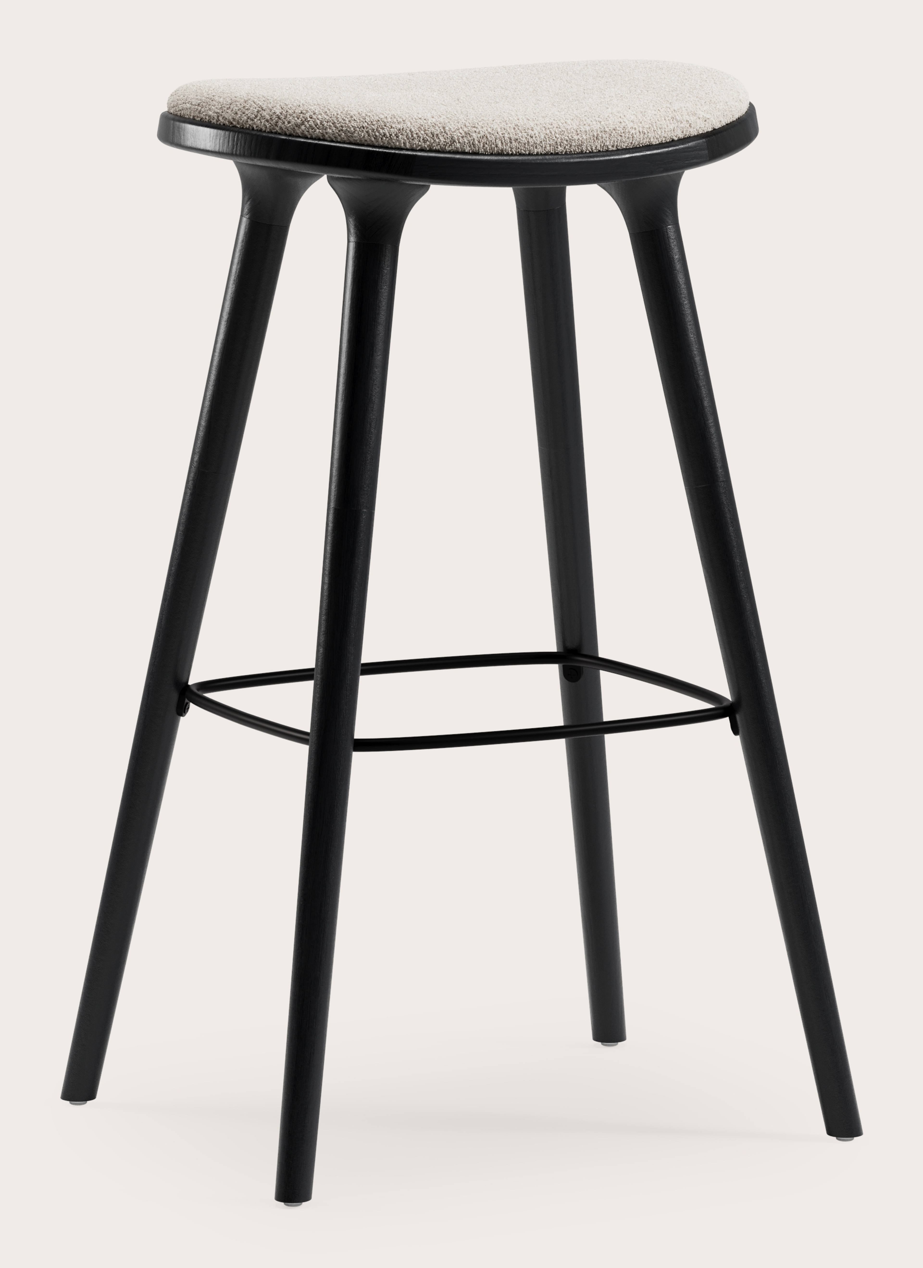 Tabouret de bar haute Olbia en chêne noir massif avec assise en Nova tissu Almond