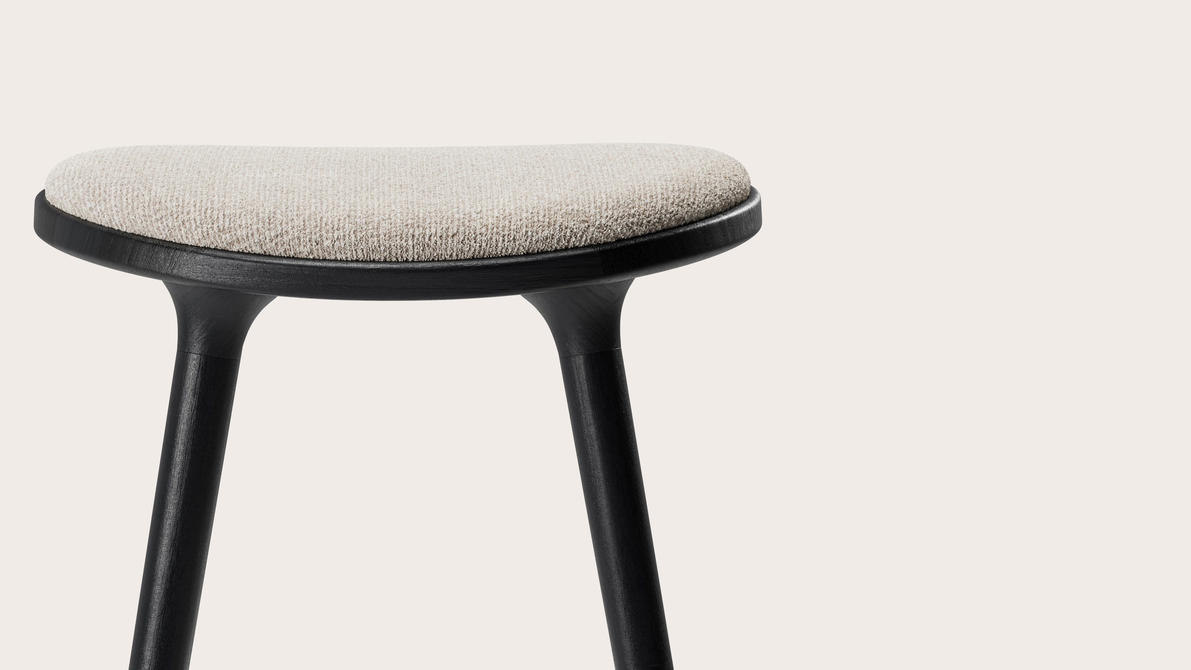 Tabouret de bar haute Olbia en chêne noir massif avec assise en Nova tissu Almond