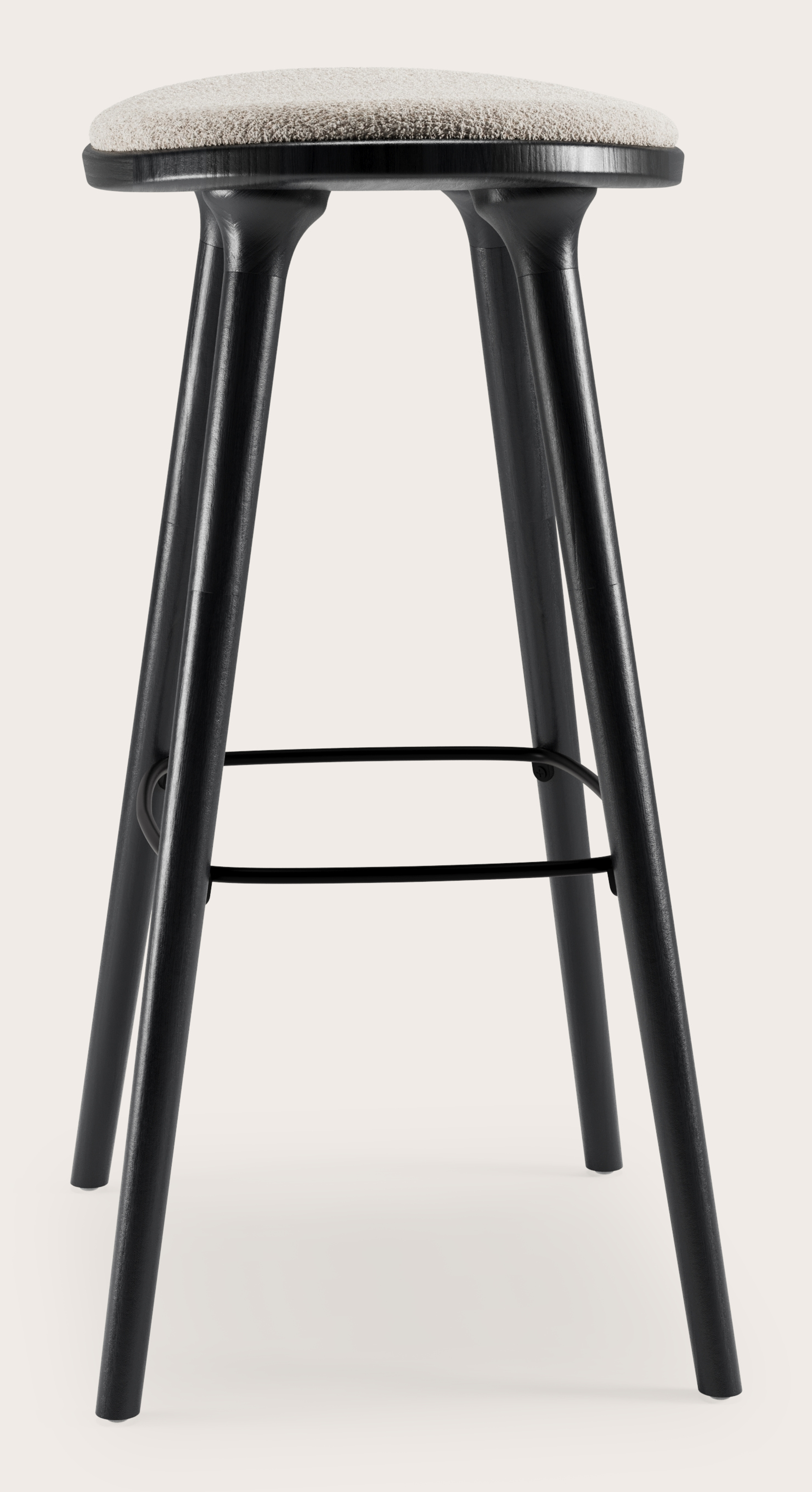 Tabouret de bar haute Olbia en chêne noir massif avec assise en Nova tissu Almond