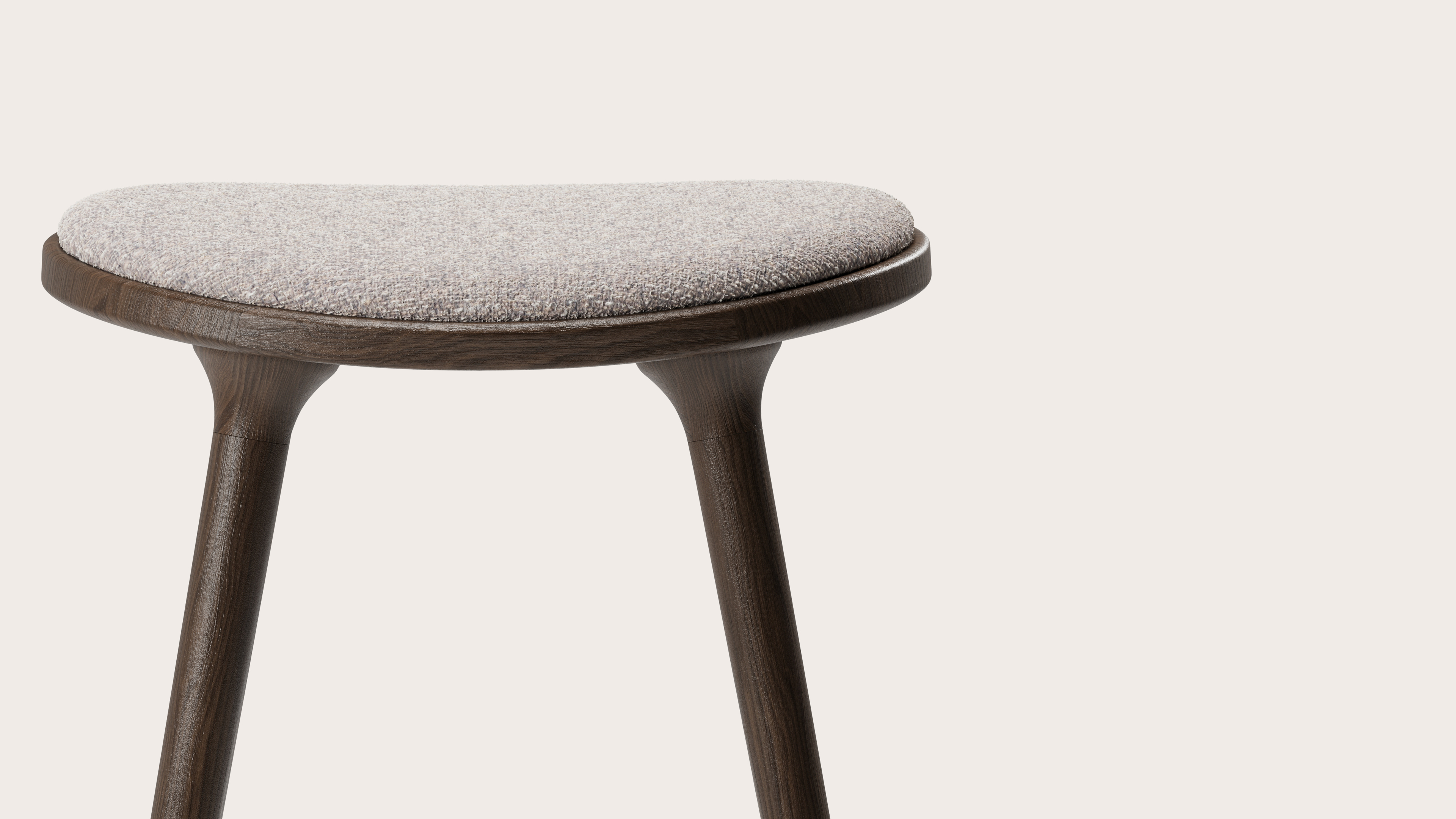 Tabouret de bar basse Olbia en chêne massif fumé avec assise en Stanza tissu Shell