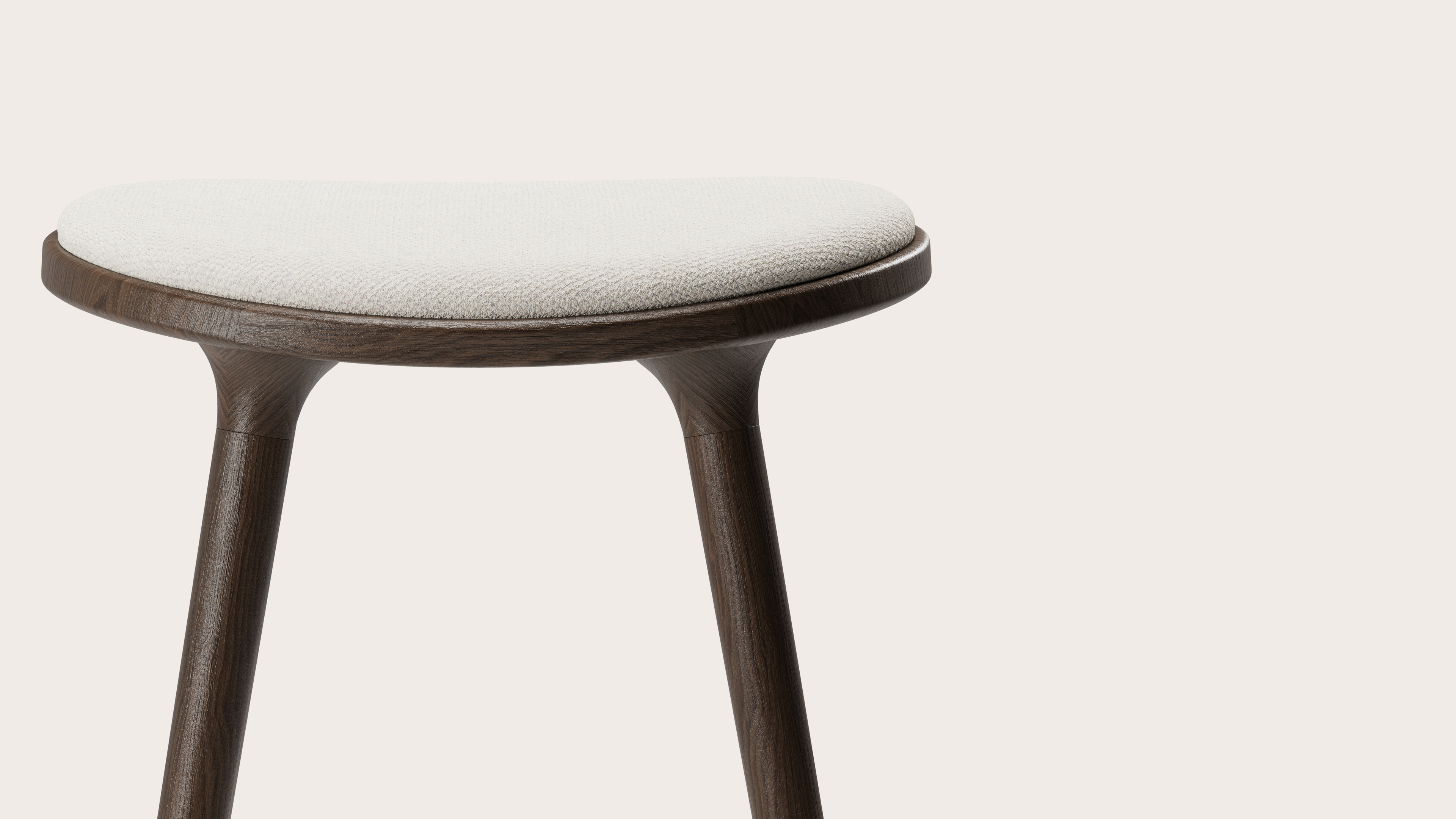Tabouret de bar haute Olbia en chêne massif fumé avec assise en Volti tissu Pearl