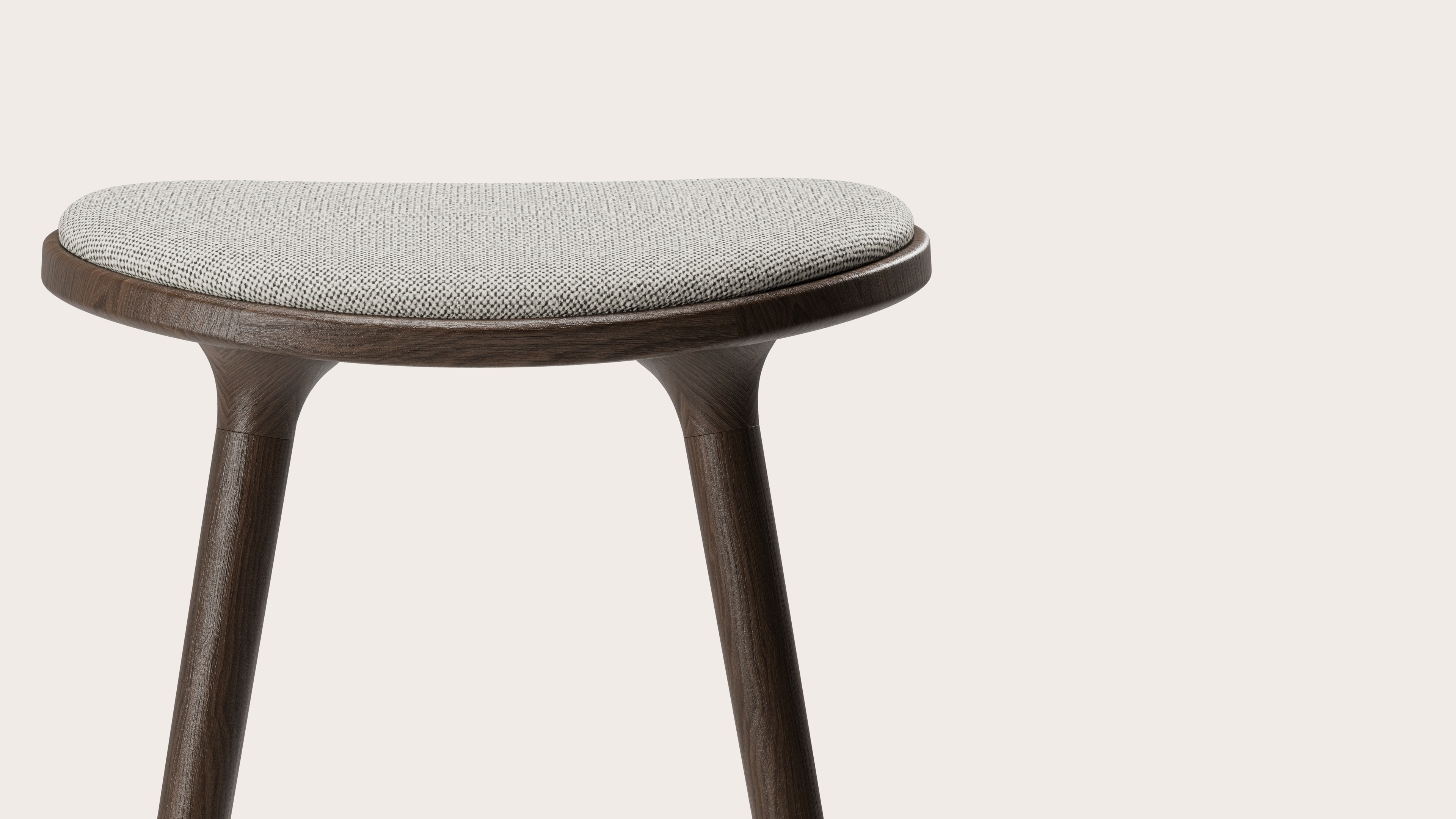Olbia hoge barstoel in massieve gerookte eik met zitting in Brio stof Light Grey