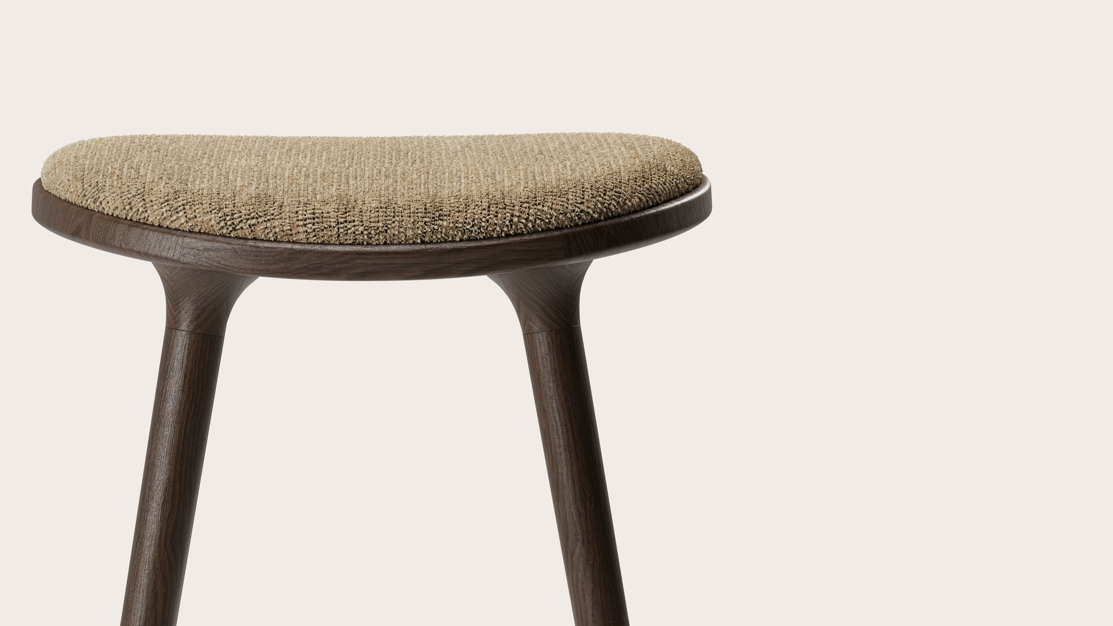 Olbia hoge barstoel in massieve gerookte eik met zitting in Poco stof Dark Taupe