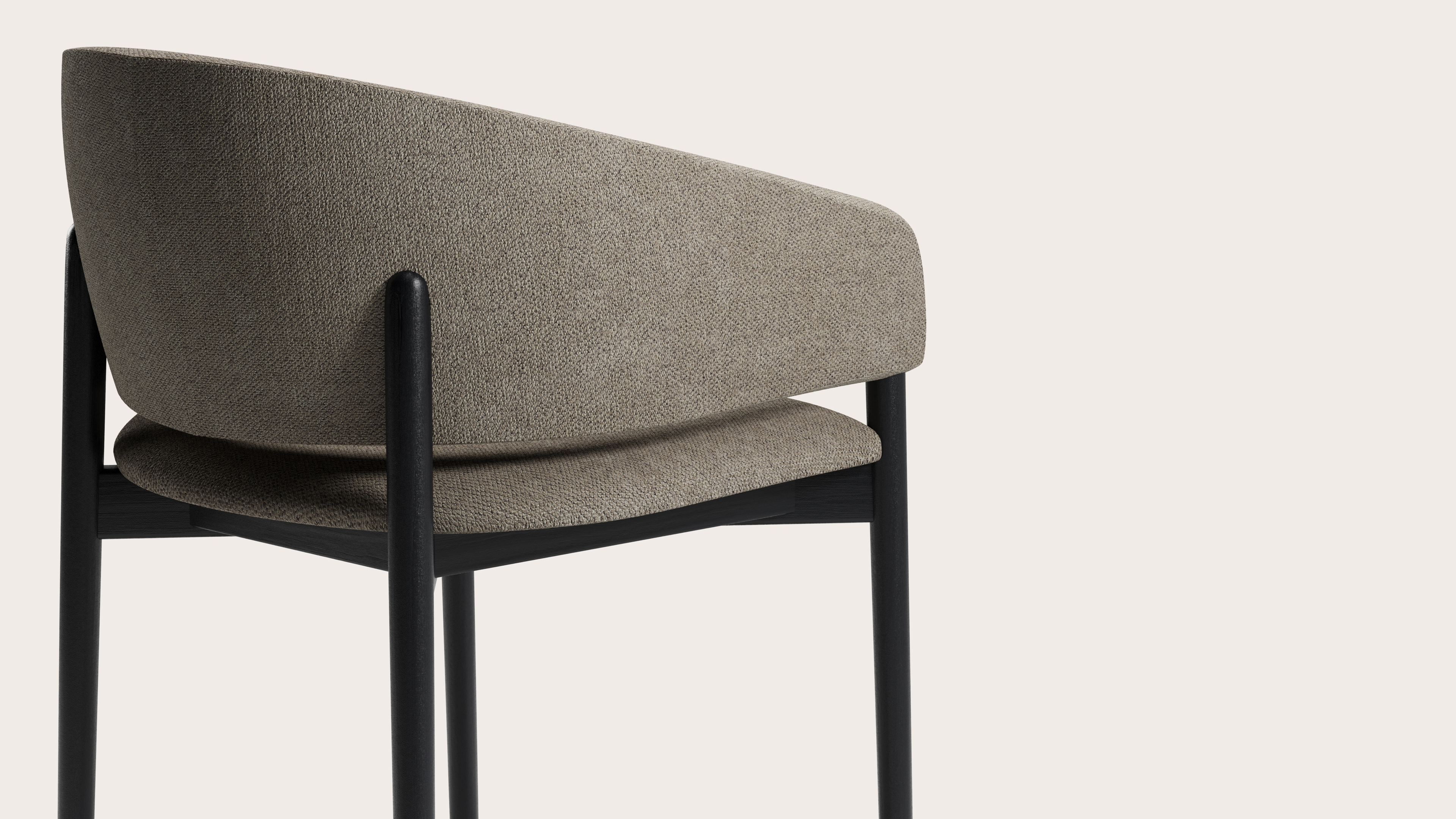 Comino armstoel in Volti stof Truffle met stoelpoot in zwarte eik