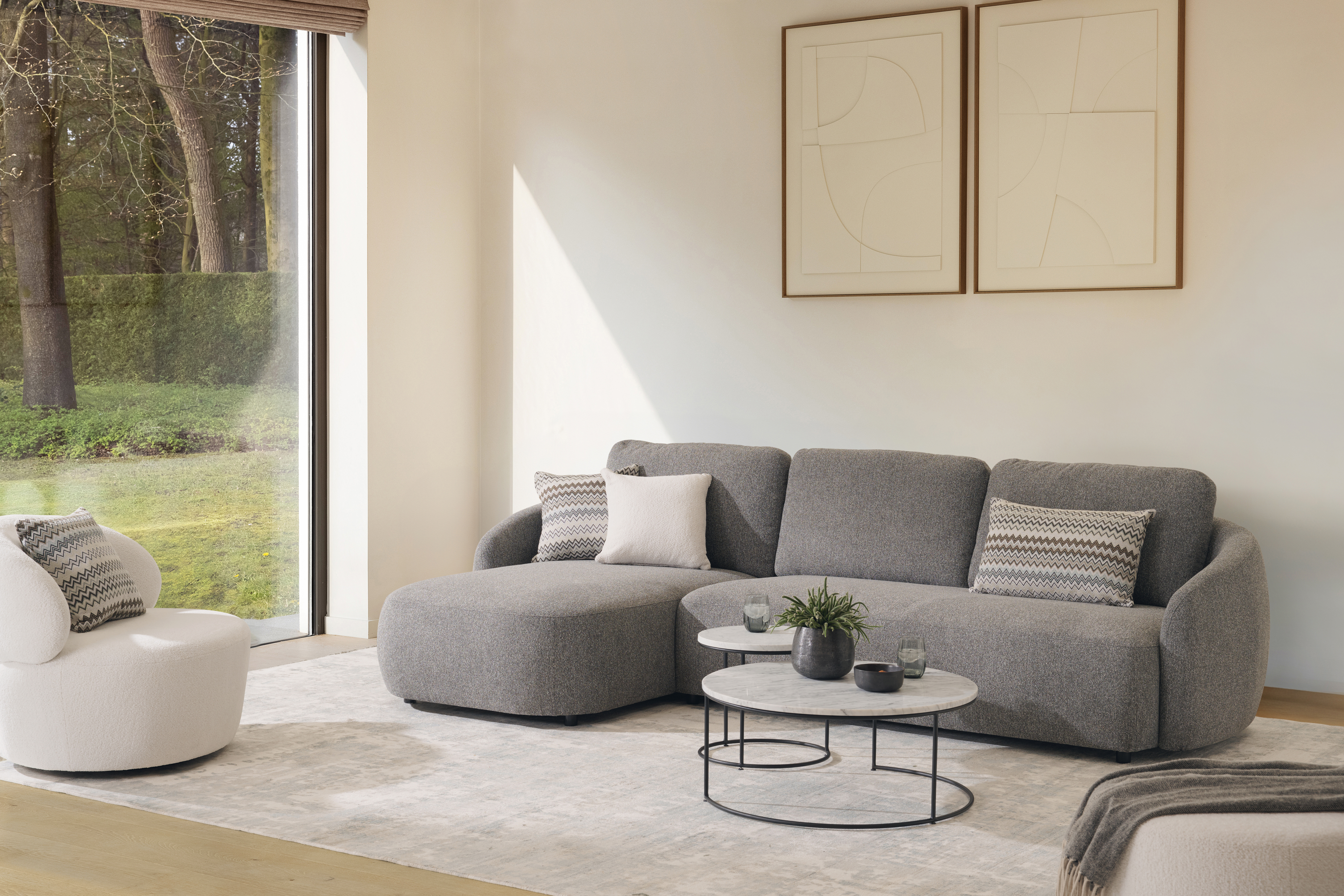 Set de tables basses Juno armature métal noir avec plateau de table Pietro en marbre couleur Bianco Carrara