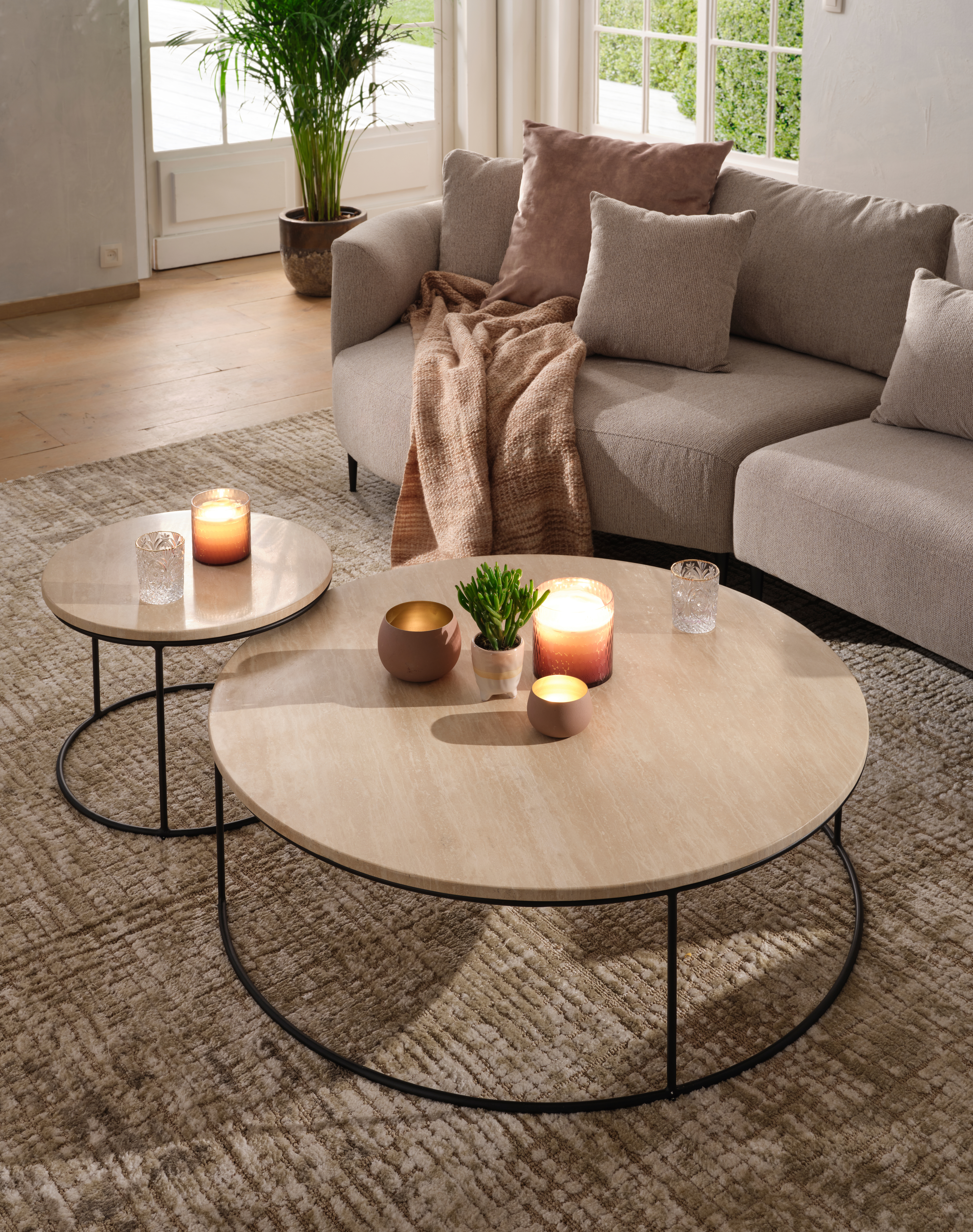 Set de tables basses Juno armature métal noir avec plateau de table Pietro en marbre couleur Travertin