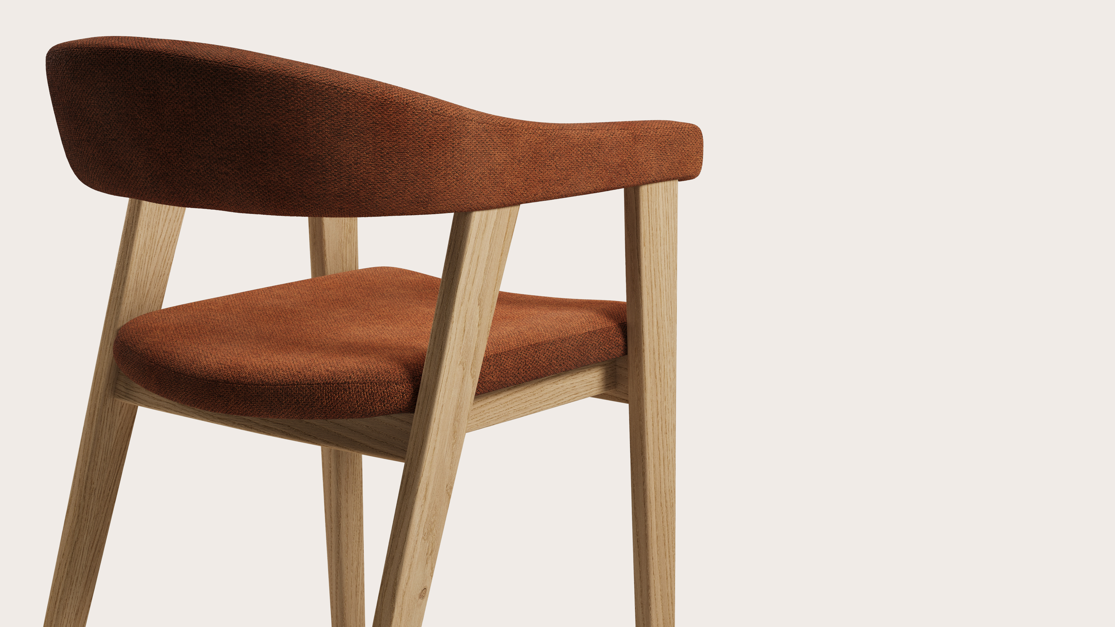 Gubbio armstoel in Volti stof Copper met stoelpoot in natuurkleurige eik
