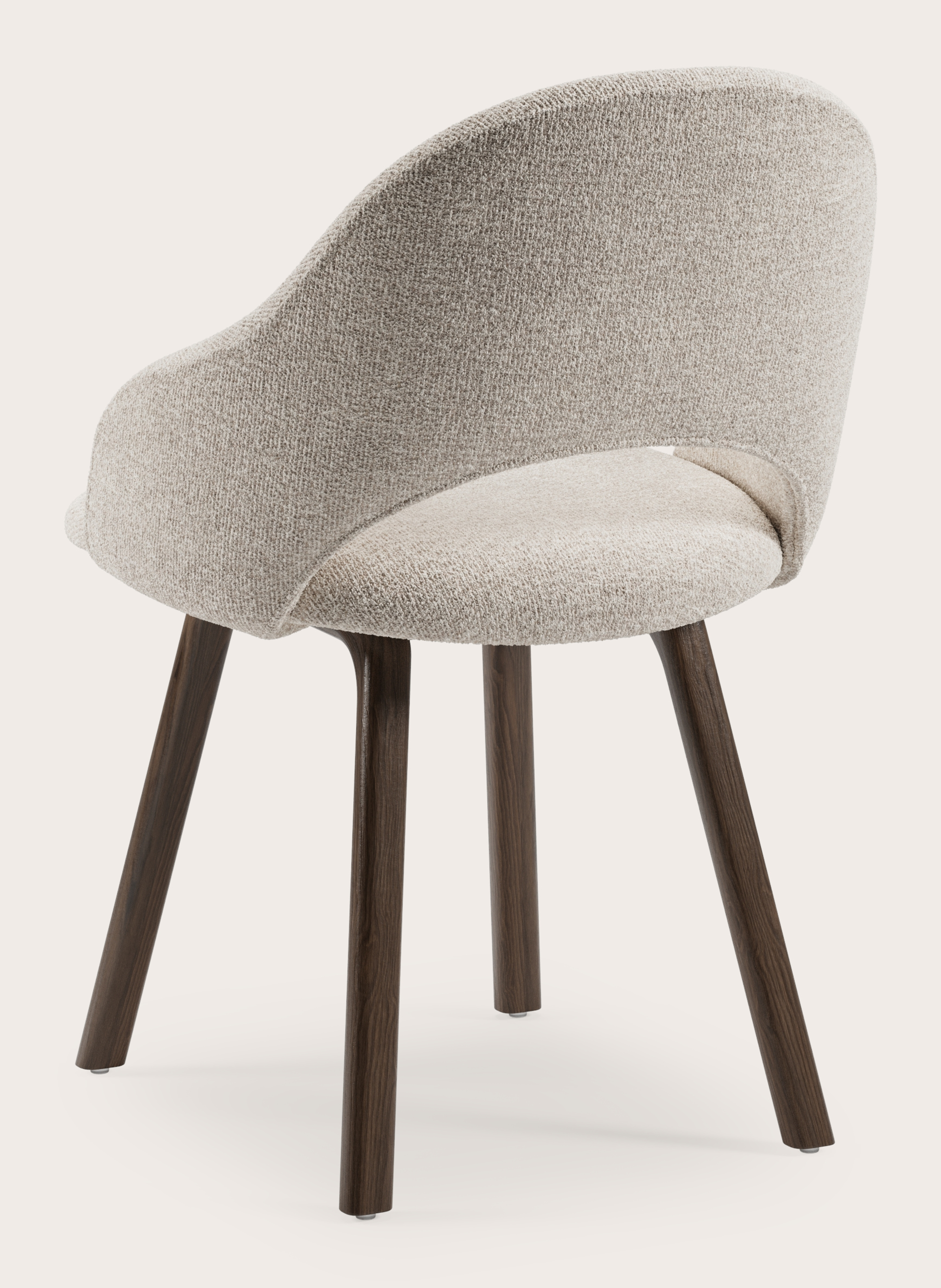 Gaudio armstoel in Nova stof Almond met stoelpoot in gerookte eik