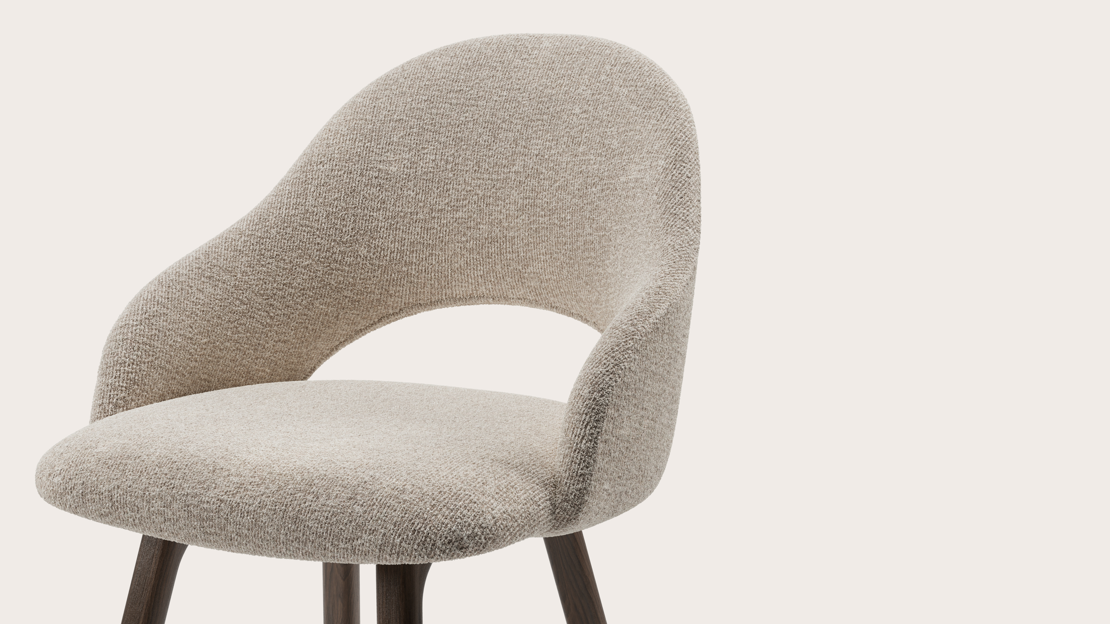Gaudio armstoel in Nova stof Almond met stoelpoot in gerookte eik