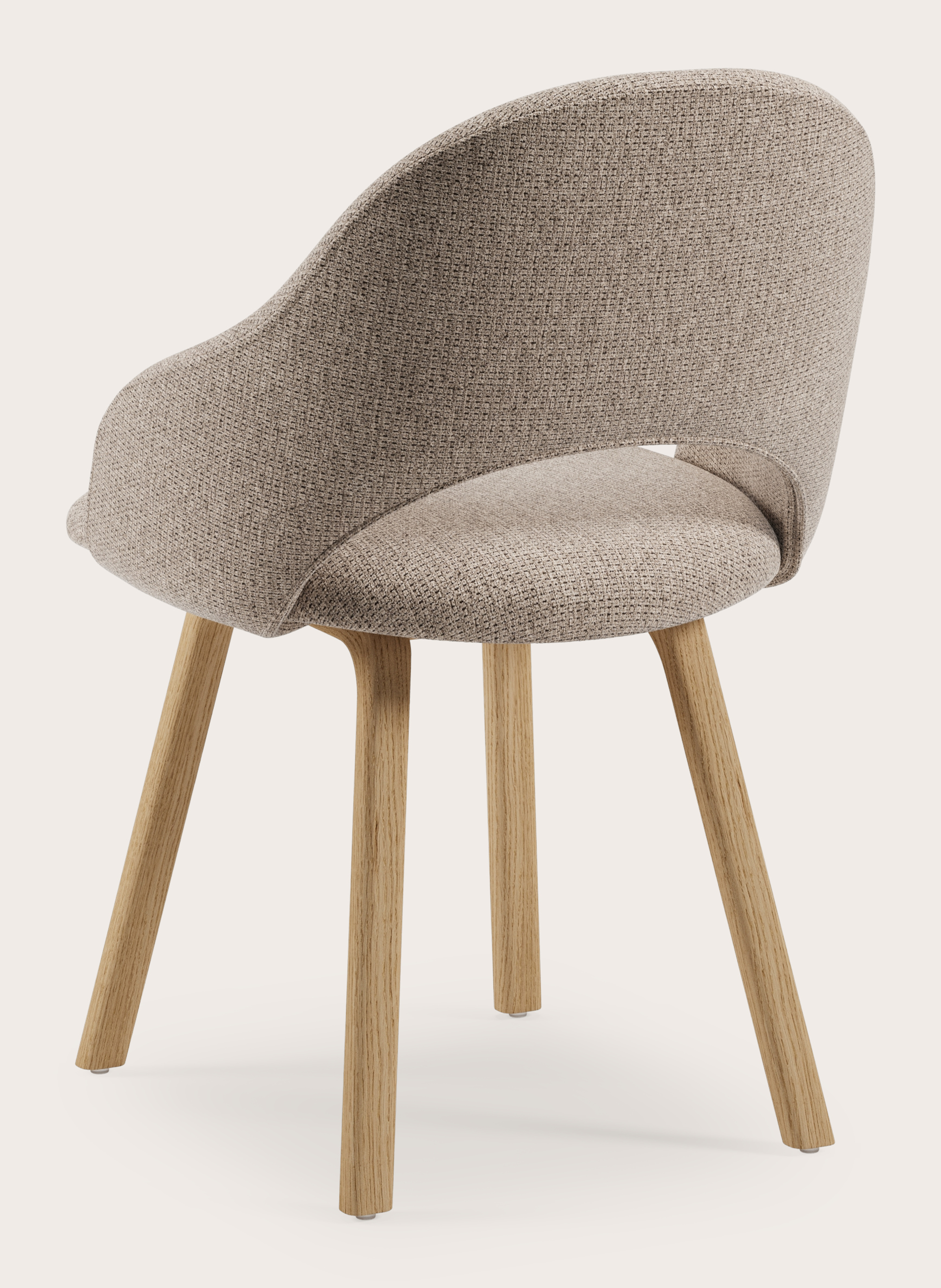 Gaudio armstoel in Fuga stof Taupe met stoelpoot in natuurkleurige eik