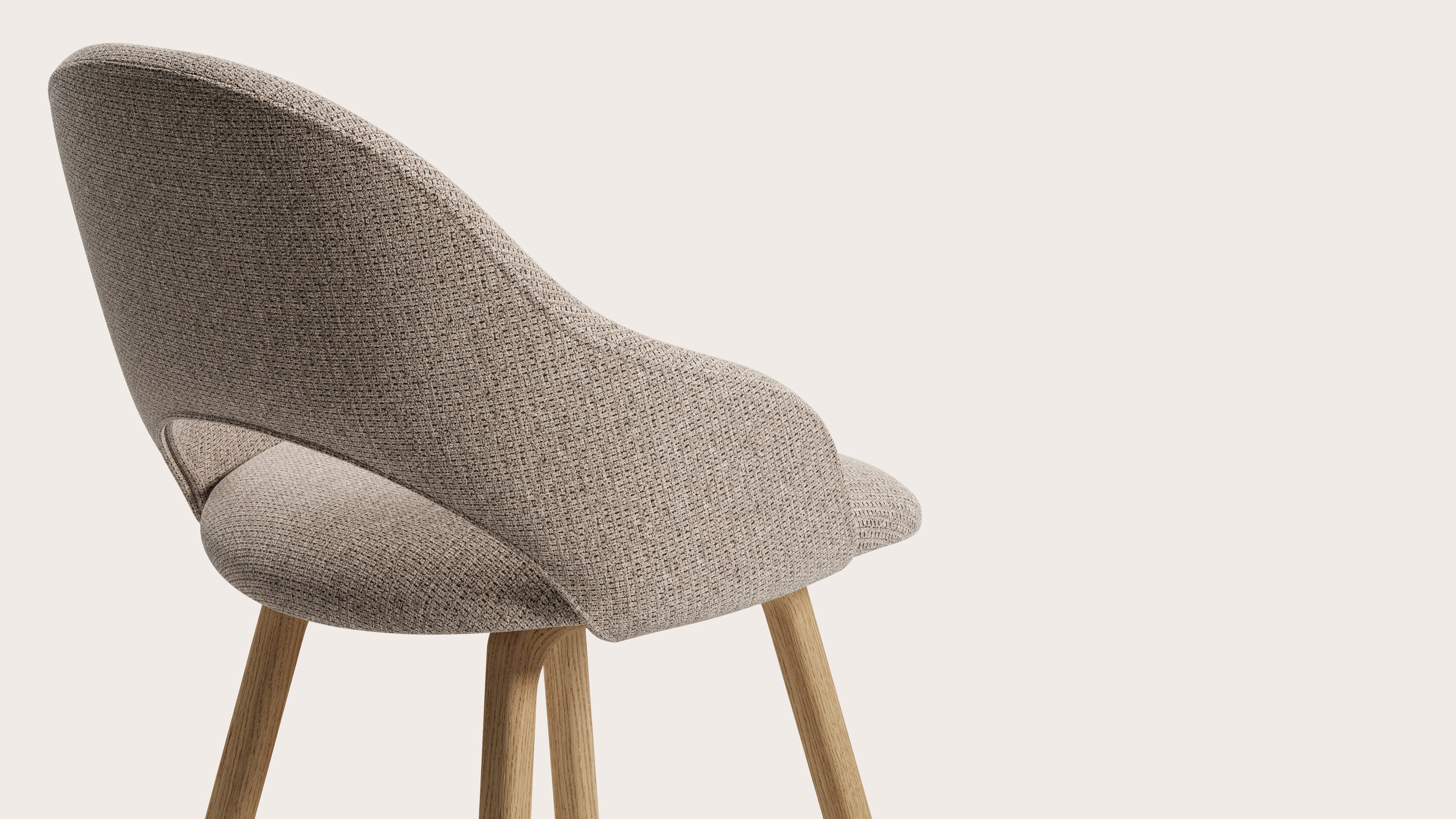 Gaudio armstoel in Fuga stof Taupe met stoelpoot in natuurkleurige eik