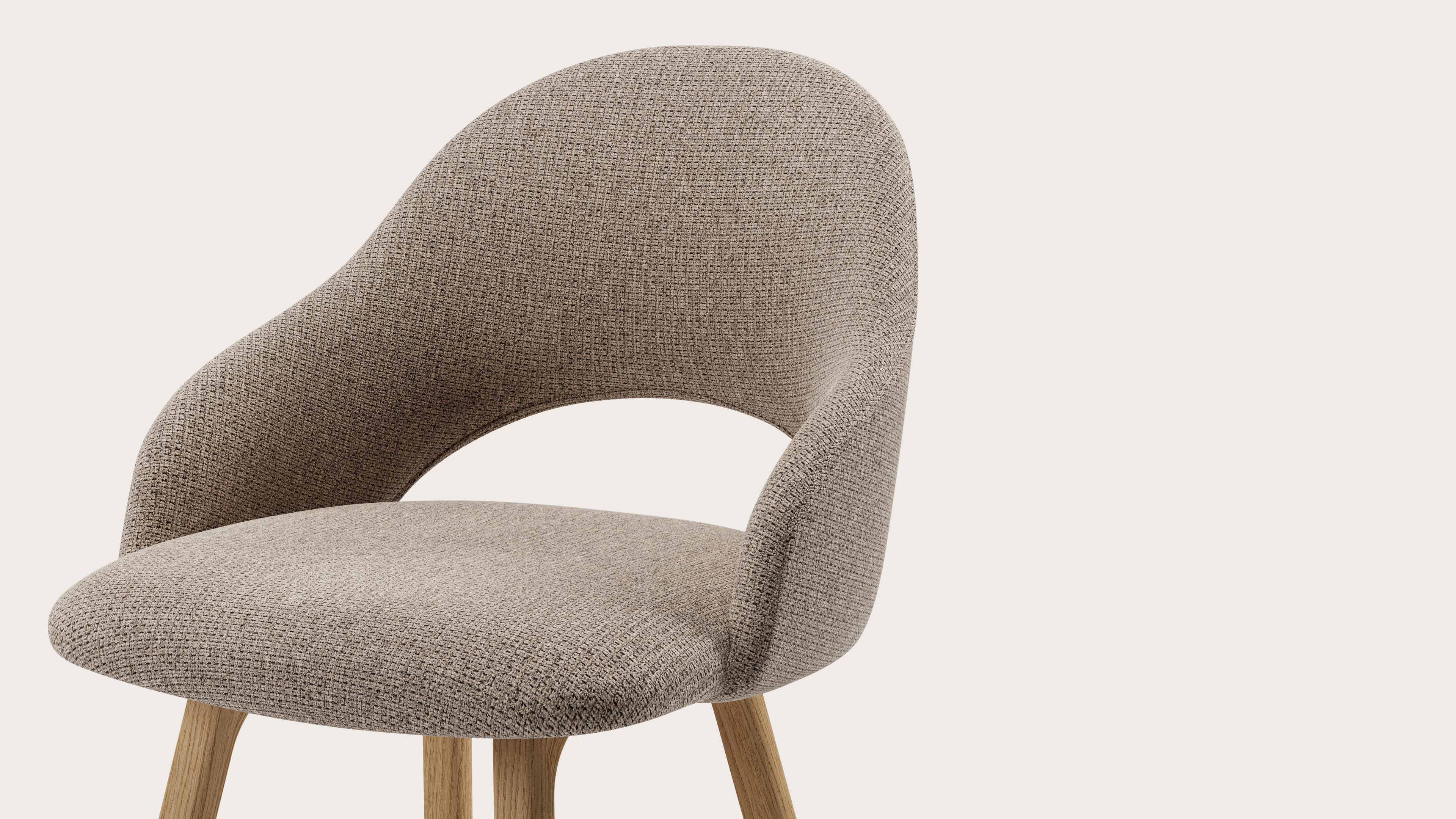 Gaudio armstoel in Fuga stof Taupe met stoelpoot in natuurkleurige eik