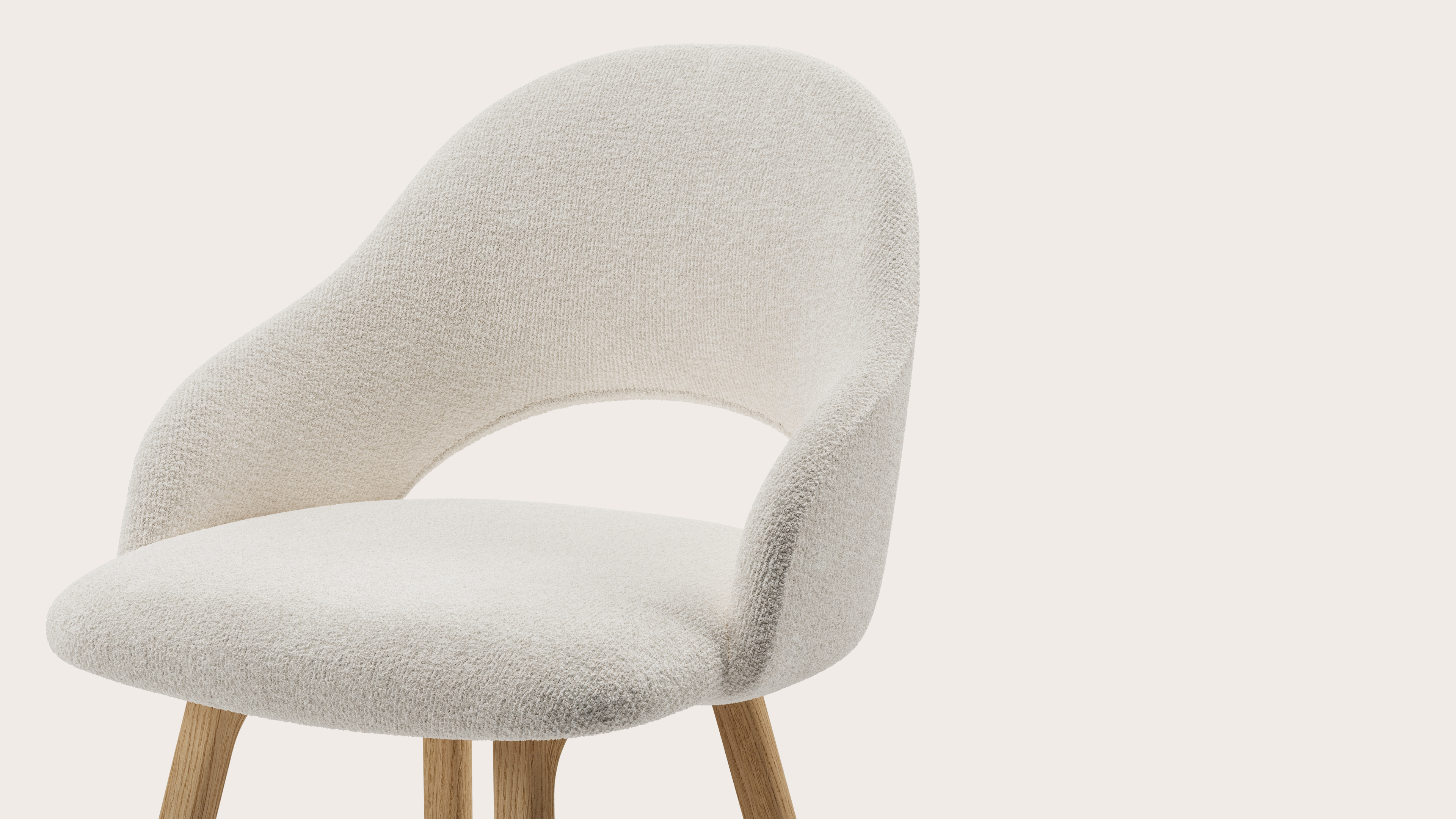 Gaudio armstoel in Nova stof Pearl met stoelpoot in natuurkleurige eik