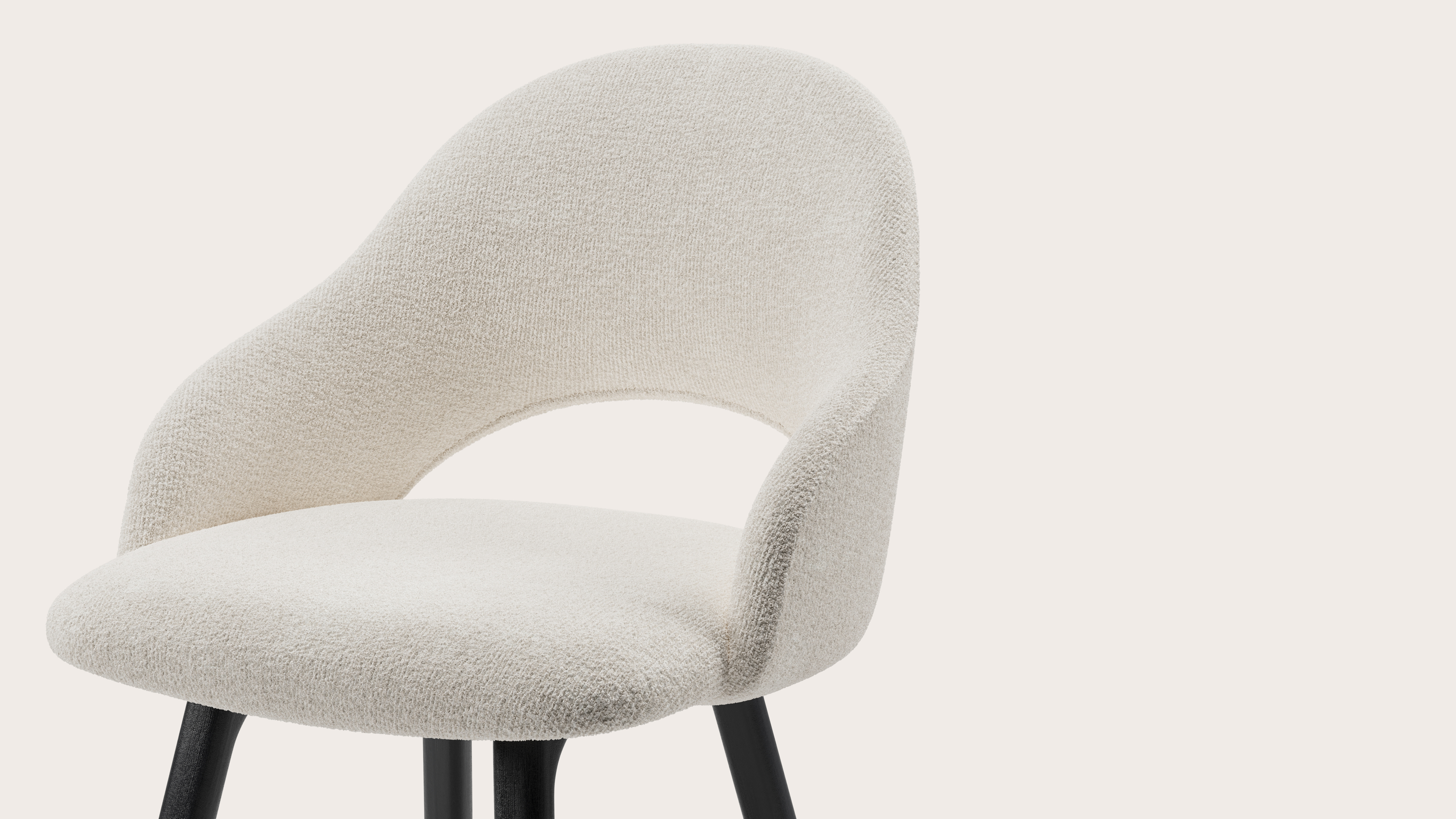 Fauteuil Gaudio en Nova tissu Pearl avec pied de chaise en chêne noir