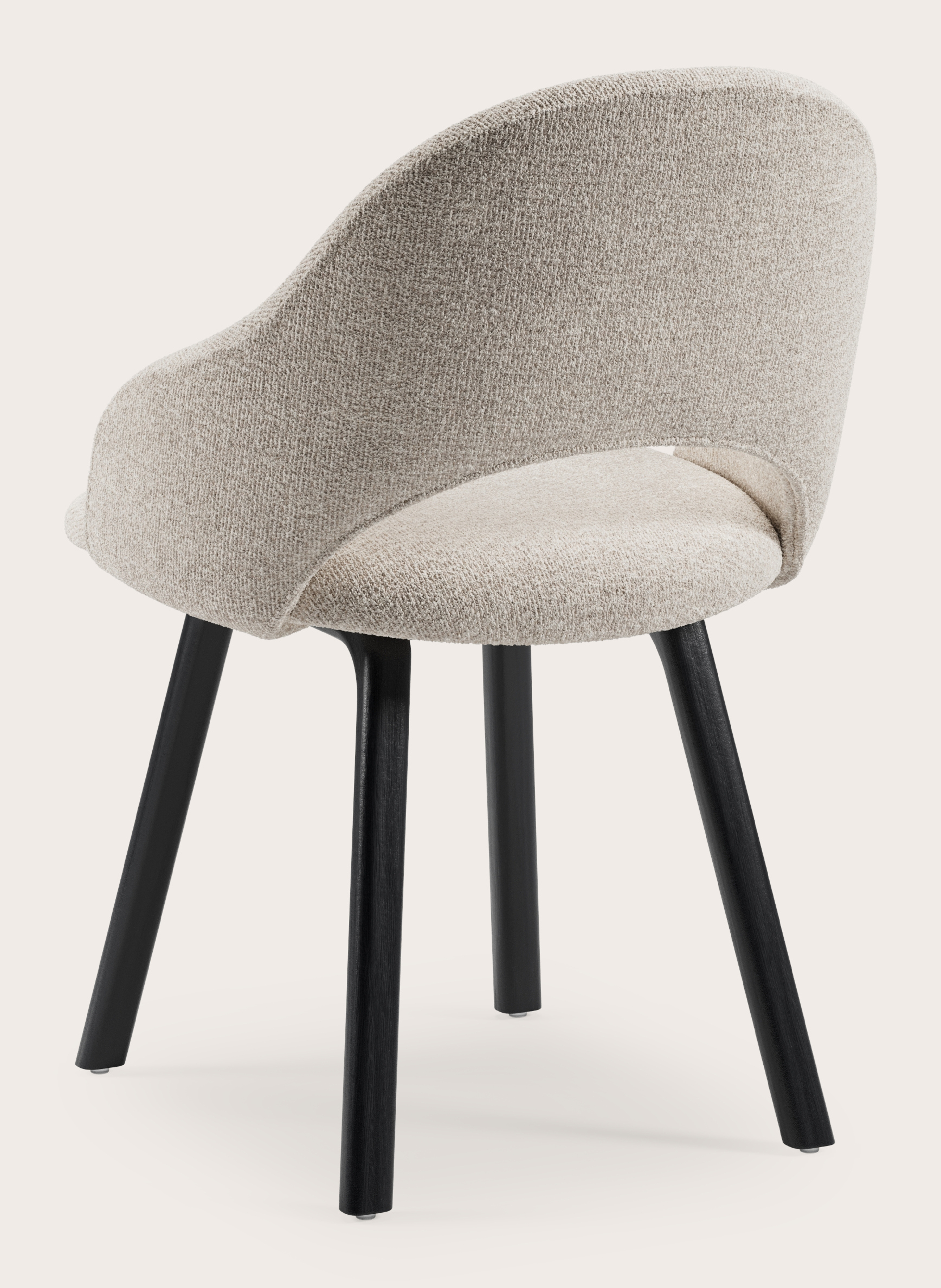 Gaudio armstoel in Nova stof Almond met stoelpoot in zwarte eik