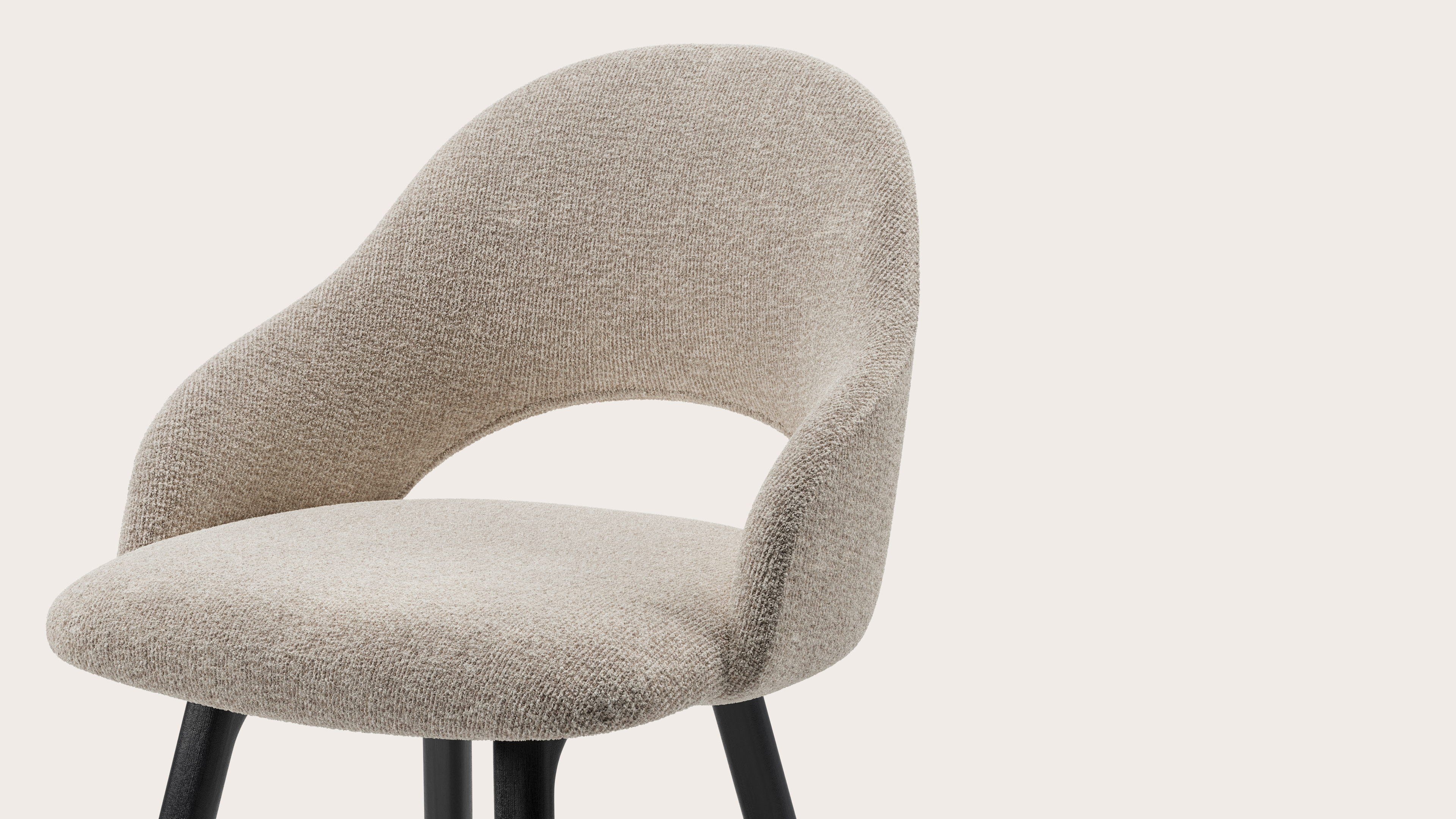 Gaudio armstoel in Nova stof Almond met stoelpoot in zwarte eik