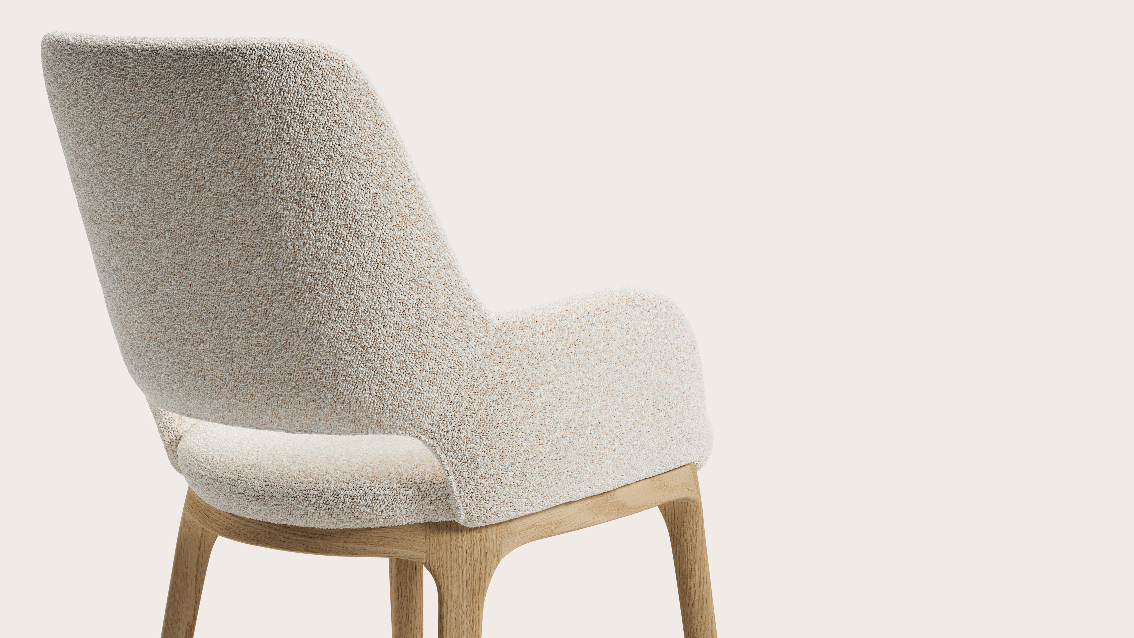 Giulio armstoel in Ritmo stof Pearl met stoelpoot in natuurkleurige eik