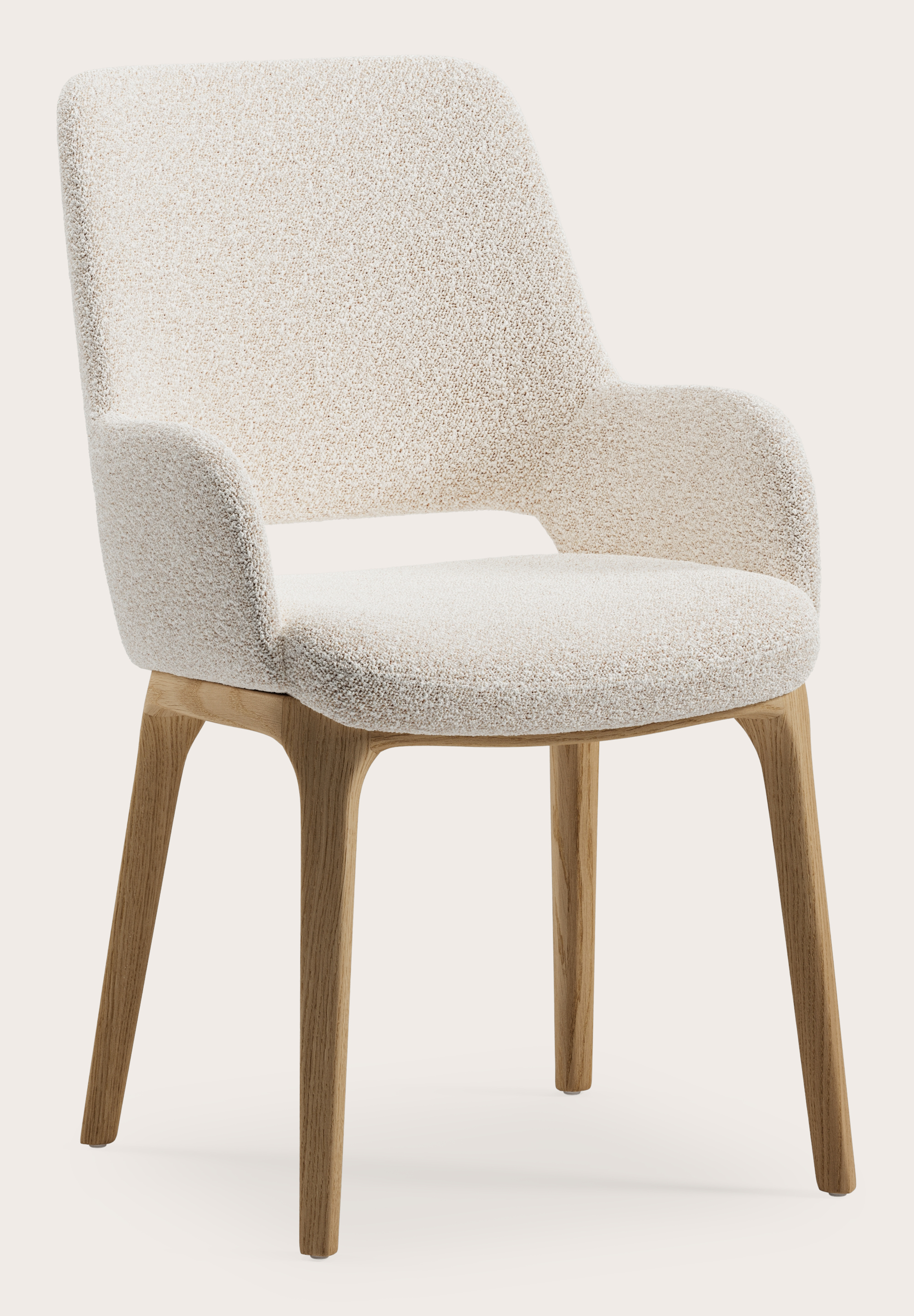 Giulio armstoel in Ritmo stof Pearl met stoelpoot in natuurkleurige eik