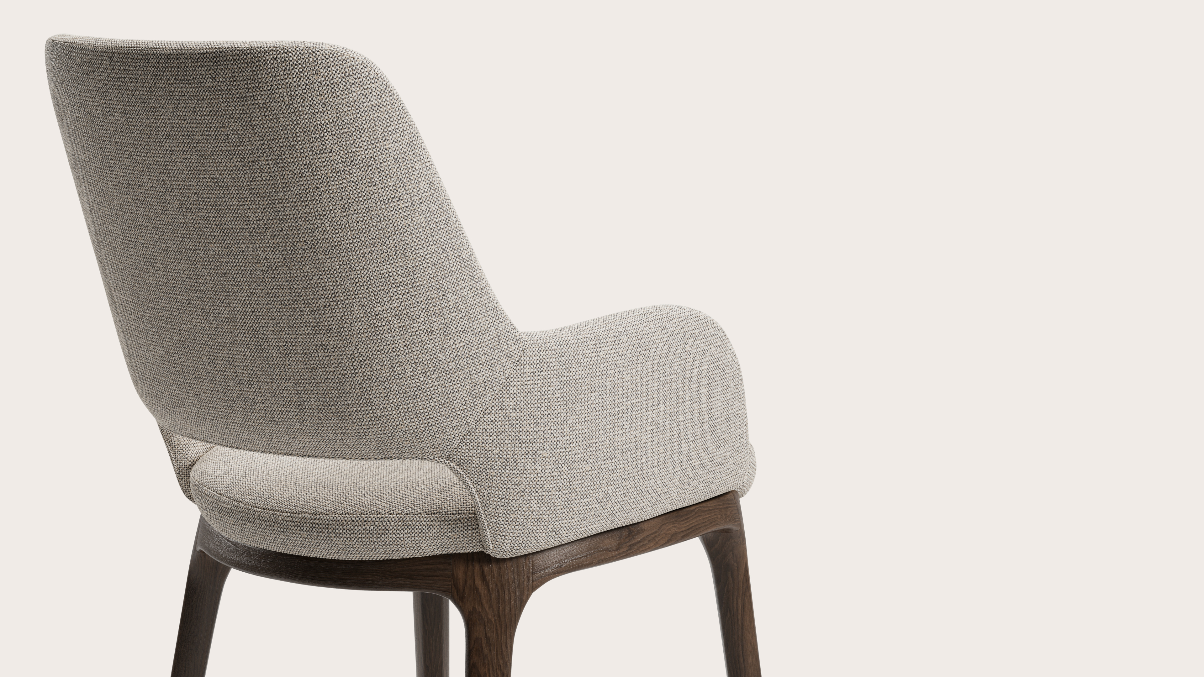 Giulio armstoel in Brio stof Natural met stoelpoot in gerookte eik