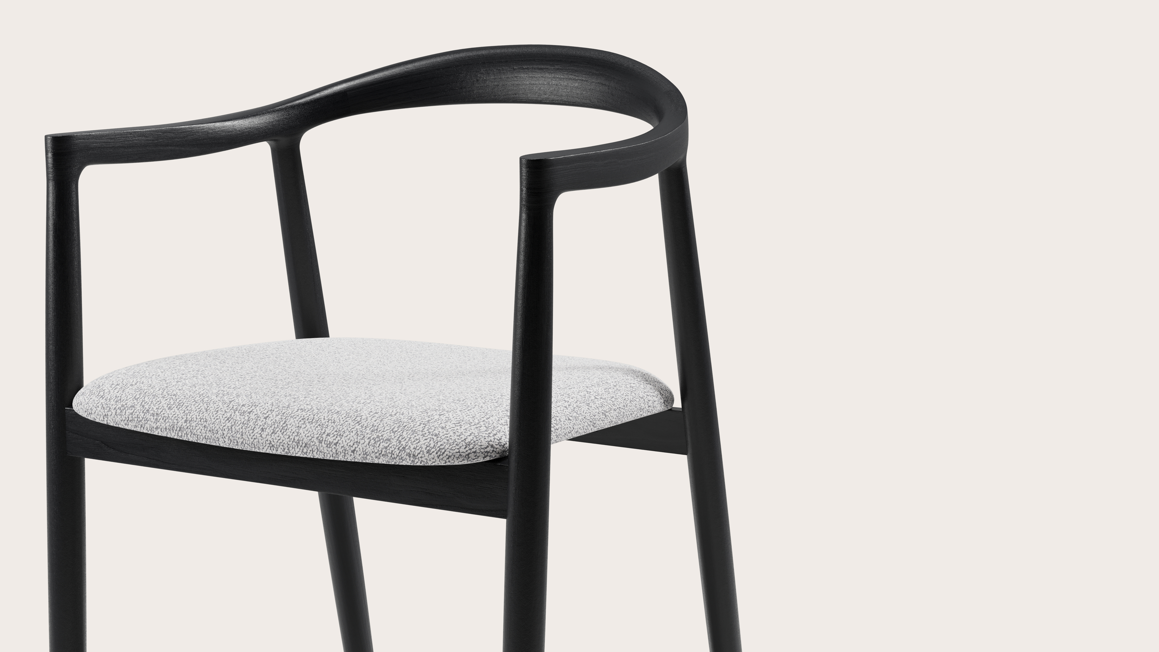 Fauteuil Noto en chêne massif noir avec assise en Dolce tissu Greige