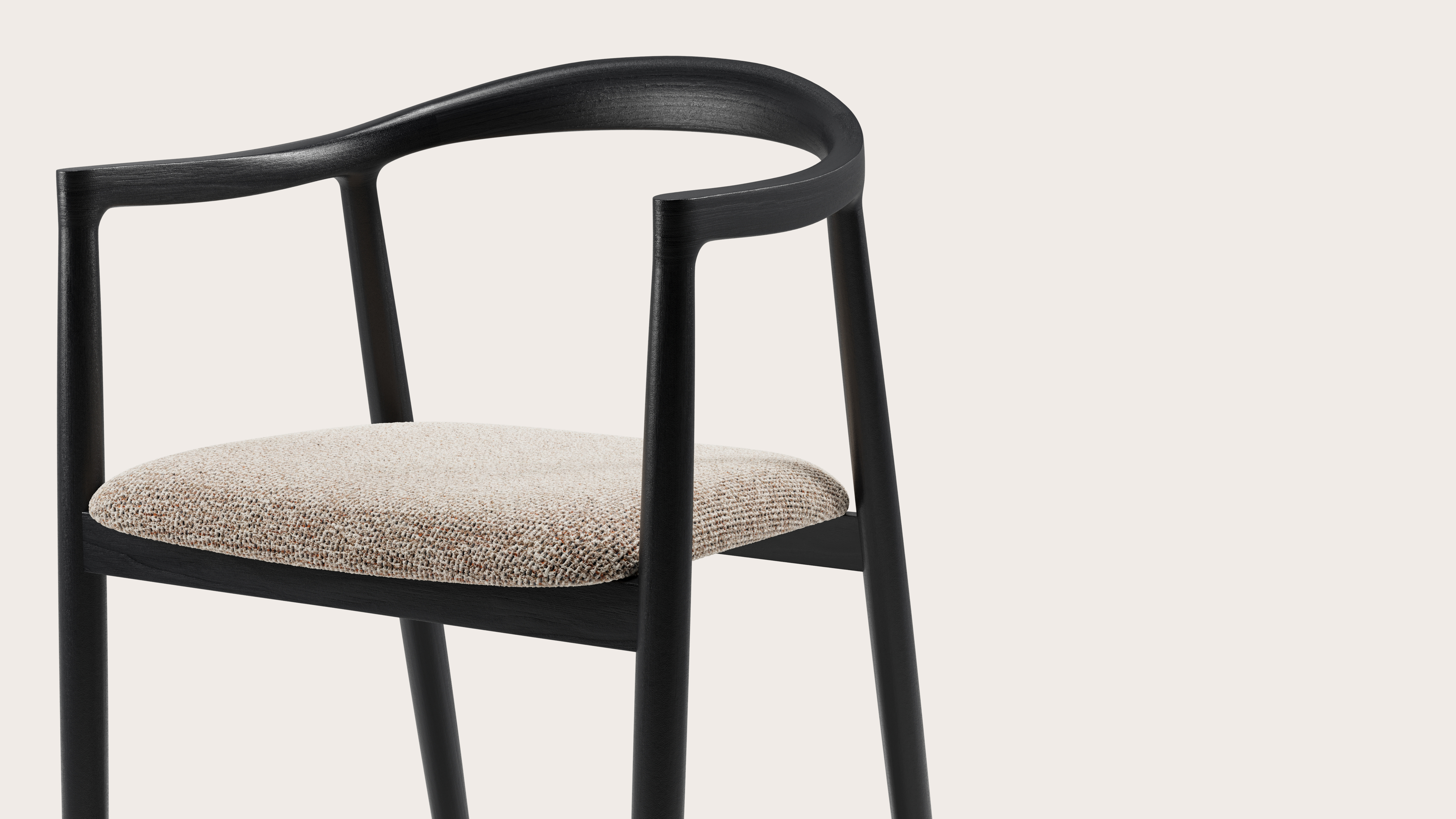 Fauteuil Noto en chêne noir avec assise en Fresco tissu Caramel