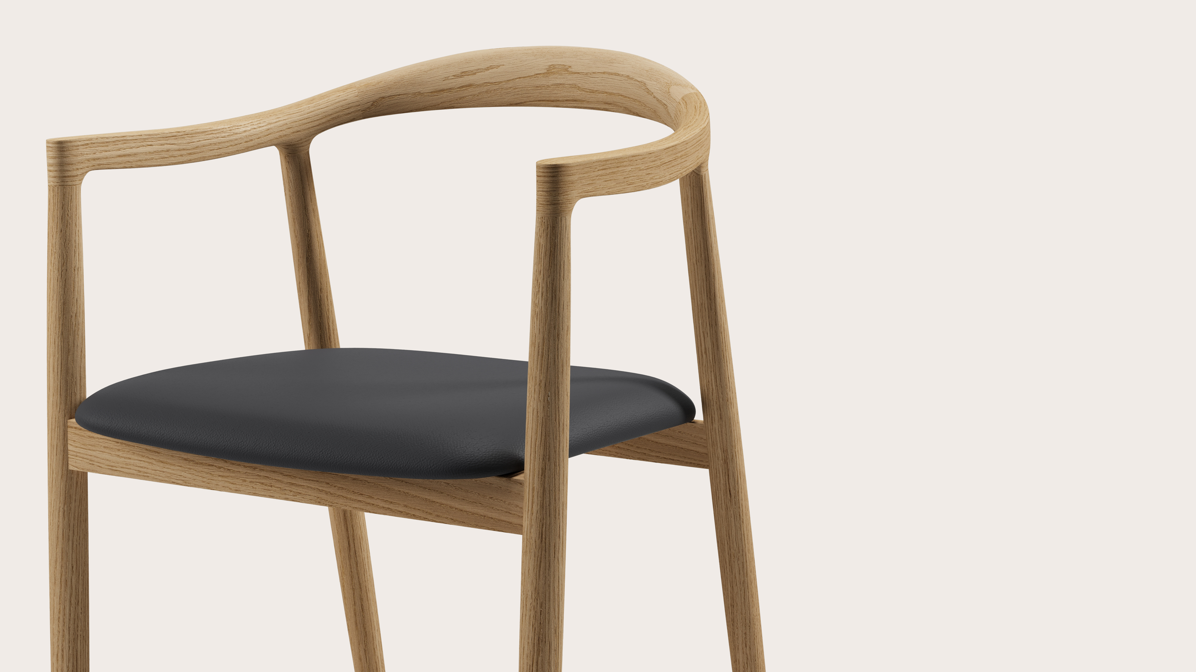 Noto armstoel in massieve natuurkleurige eik met zitting in Cuiro leder Nero