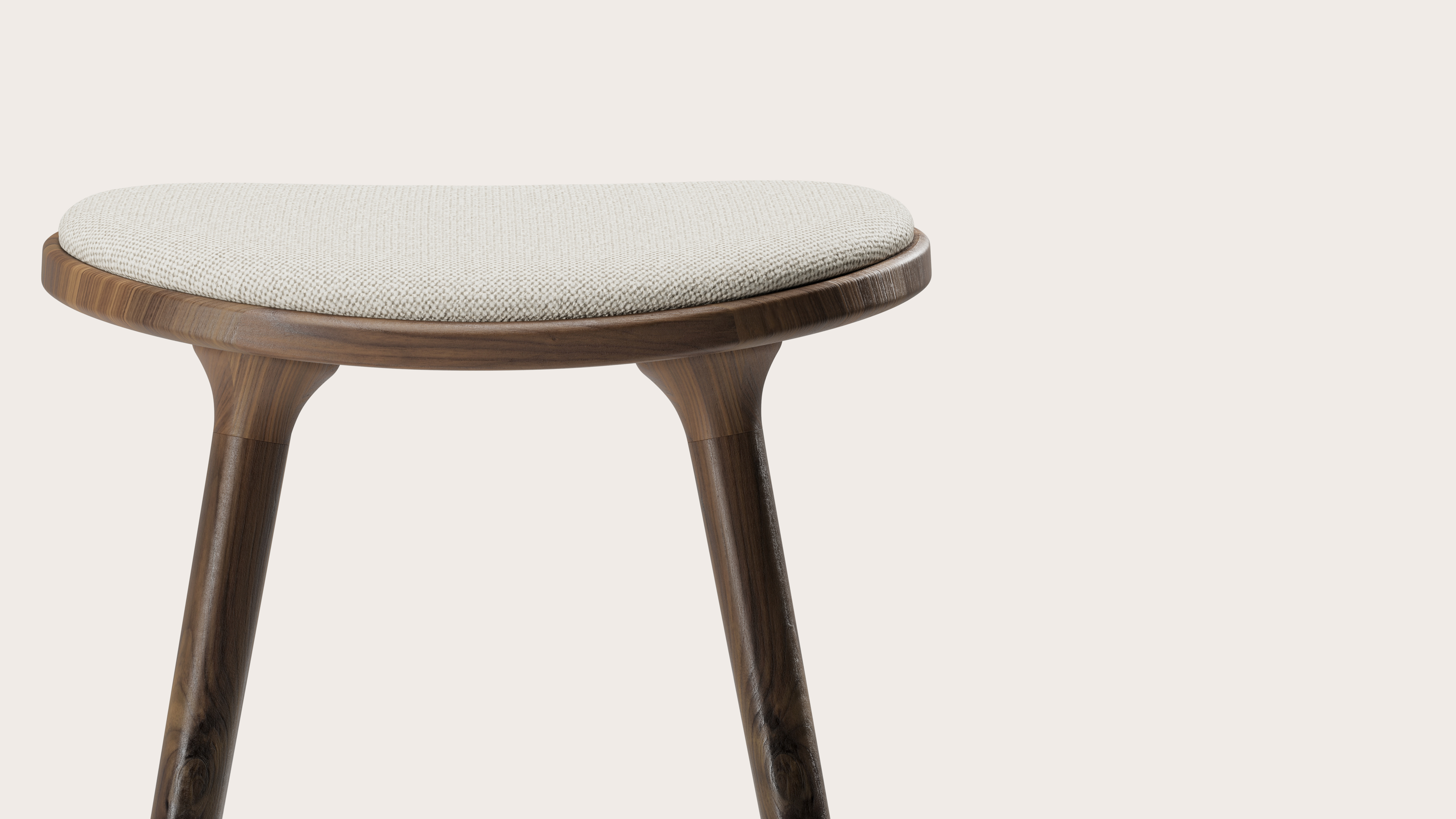 Tabouret de bar basse Olbia en noyer massif avec assise en Brio tissu Linen