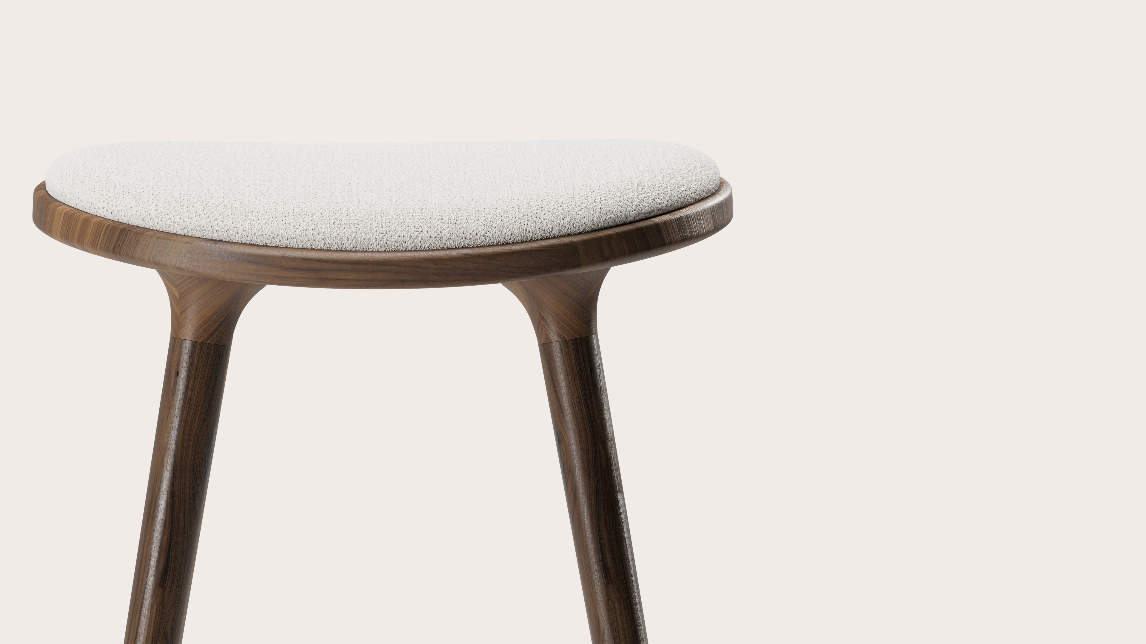 Olbia hoge barstoel in massieve walnoot met zitting in Dolce stof Feather