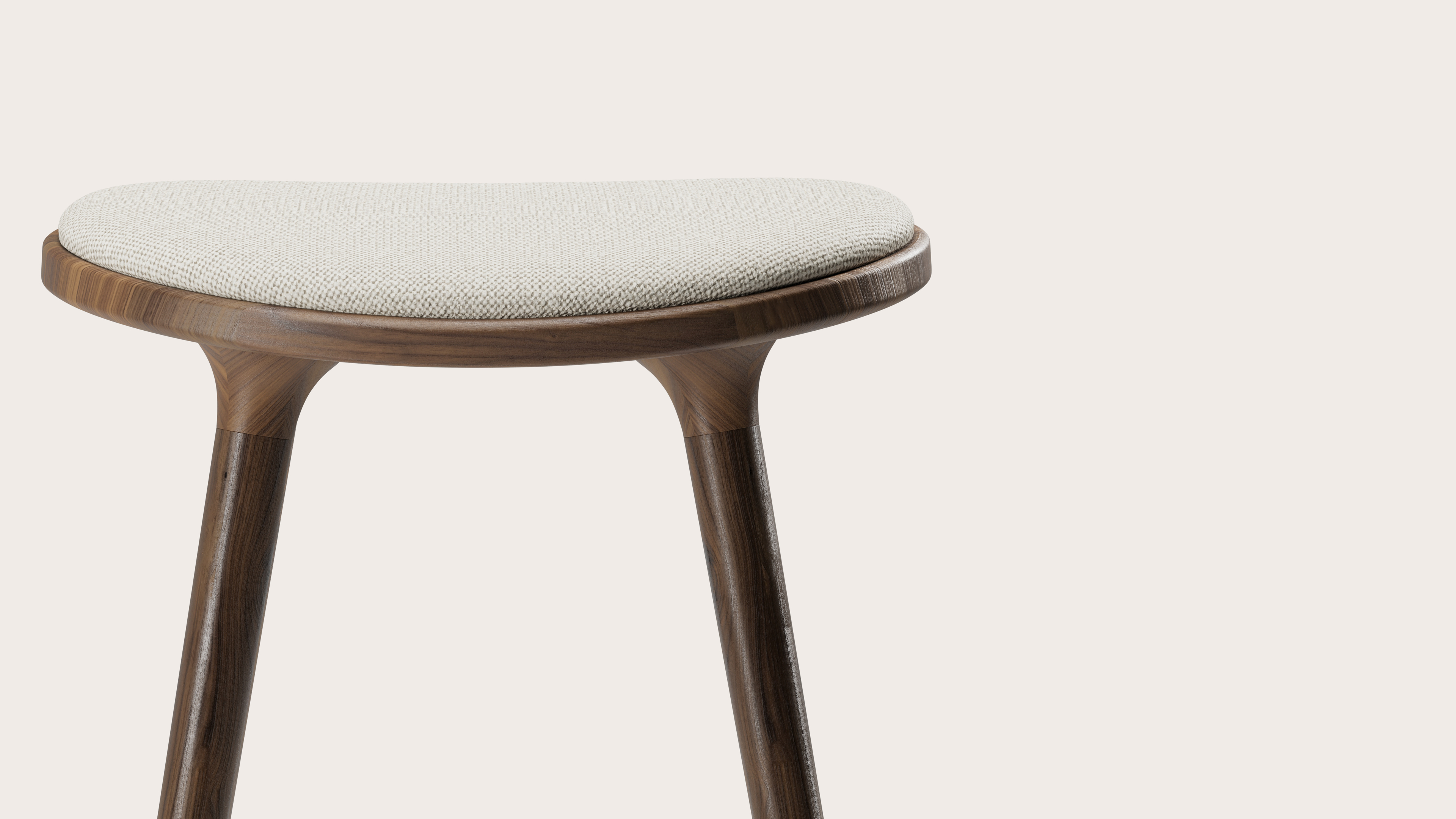 Tabouret de bar haute Olbia en noyer massif avec assise en Brio tissu Linen