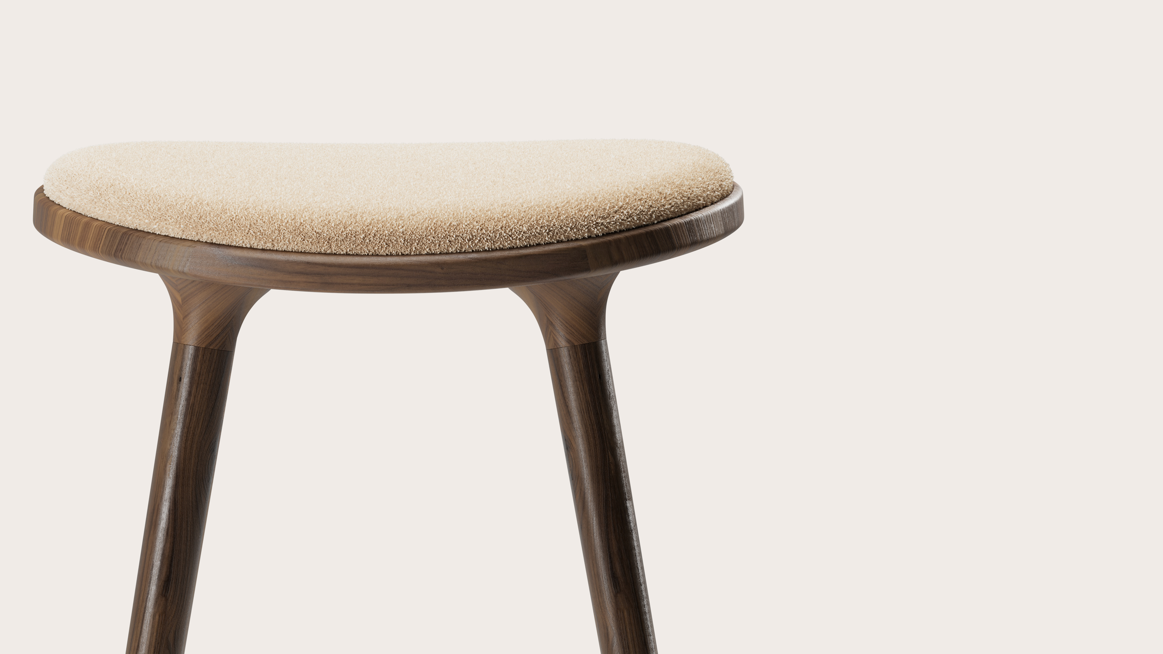 Tabouret de bar haute Olbia en noyer massif avec assise en Aria tissu Beige