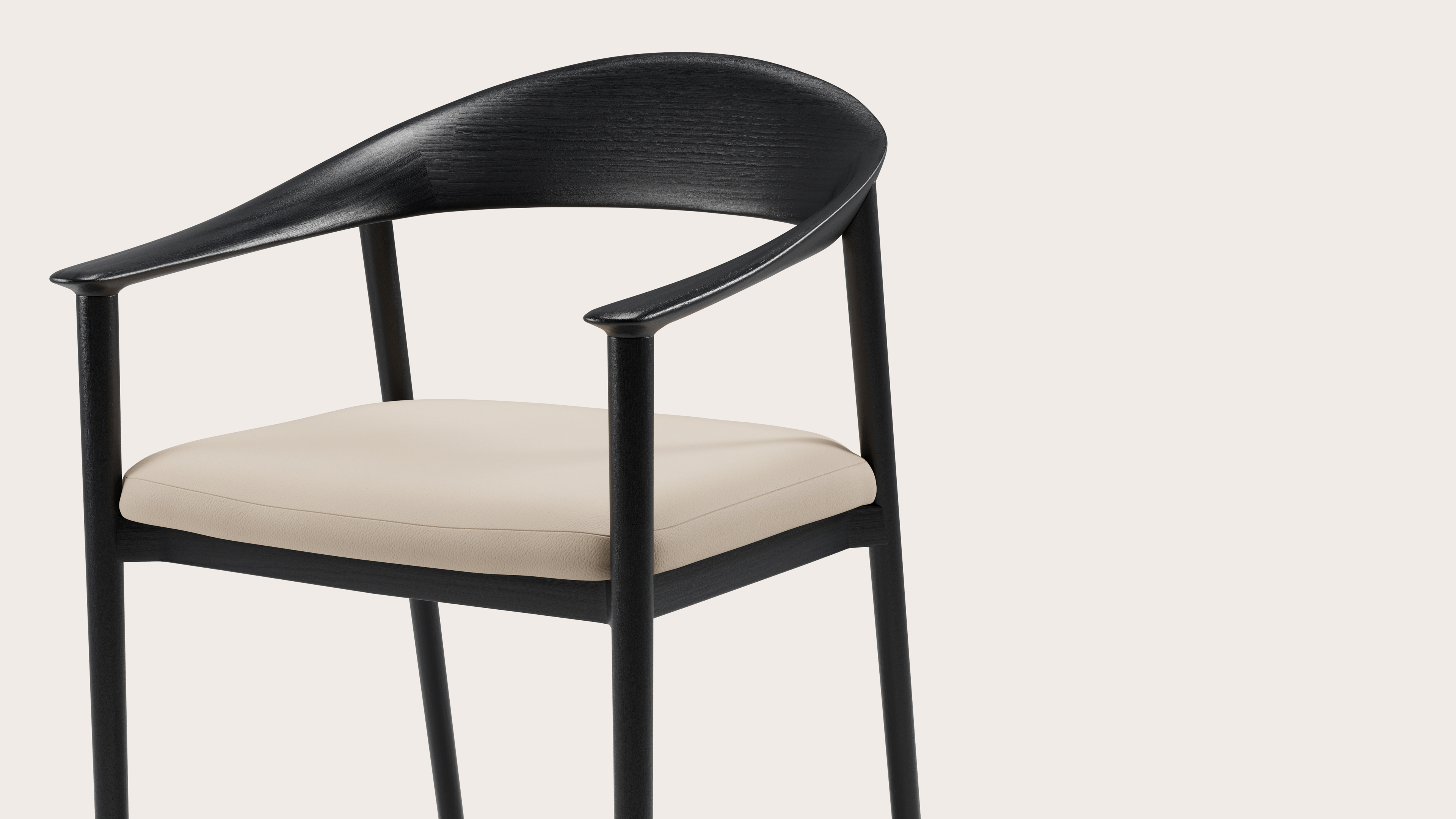 Cerso armstoel in zwarte eik met zitting in Cuiro leder Latte