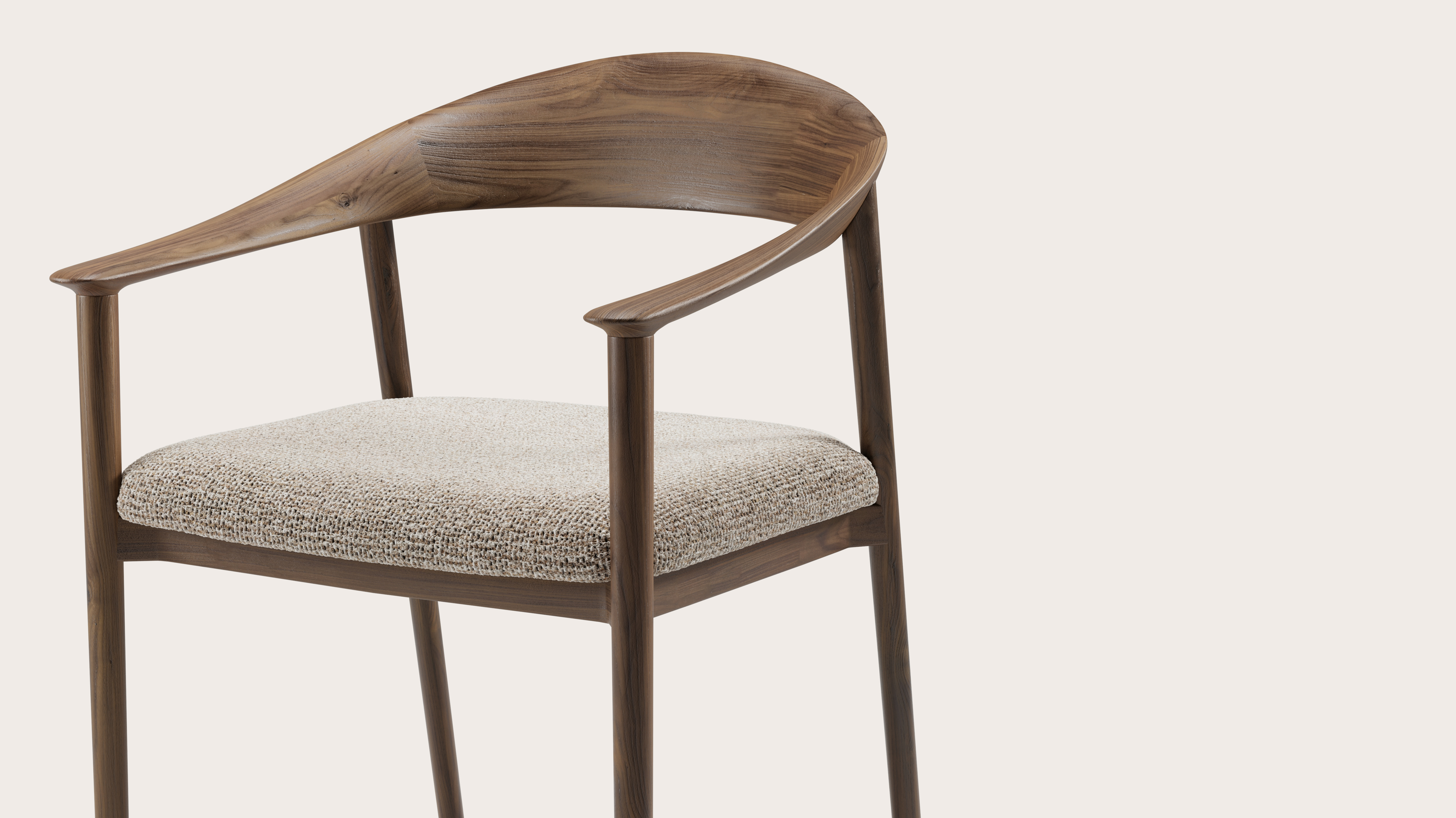 Cerso armstoel in walnoot met zitting in Fresco stof Natural