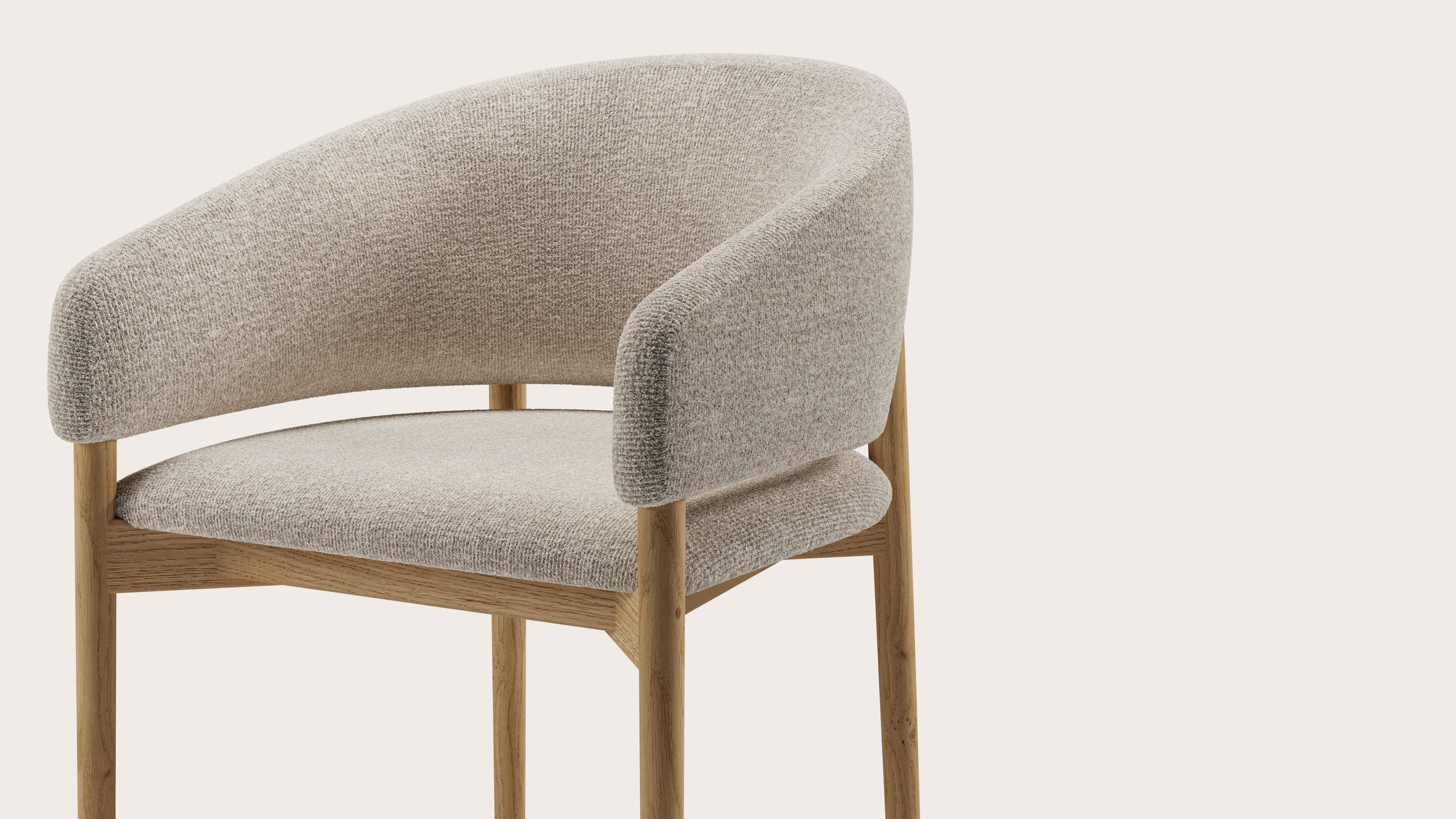 Comino armstoel in Nova stof Almond met stoelpoot in natuurkleurige eik